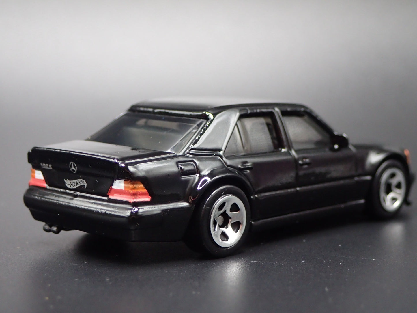 1991-1994 MERCEDES-BENZ 500 E BLACK 1:64 SCALE COLLECTIBLE DIECAST MODEL CAR