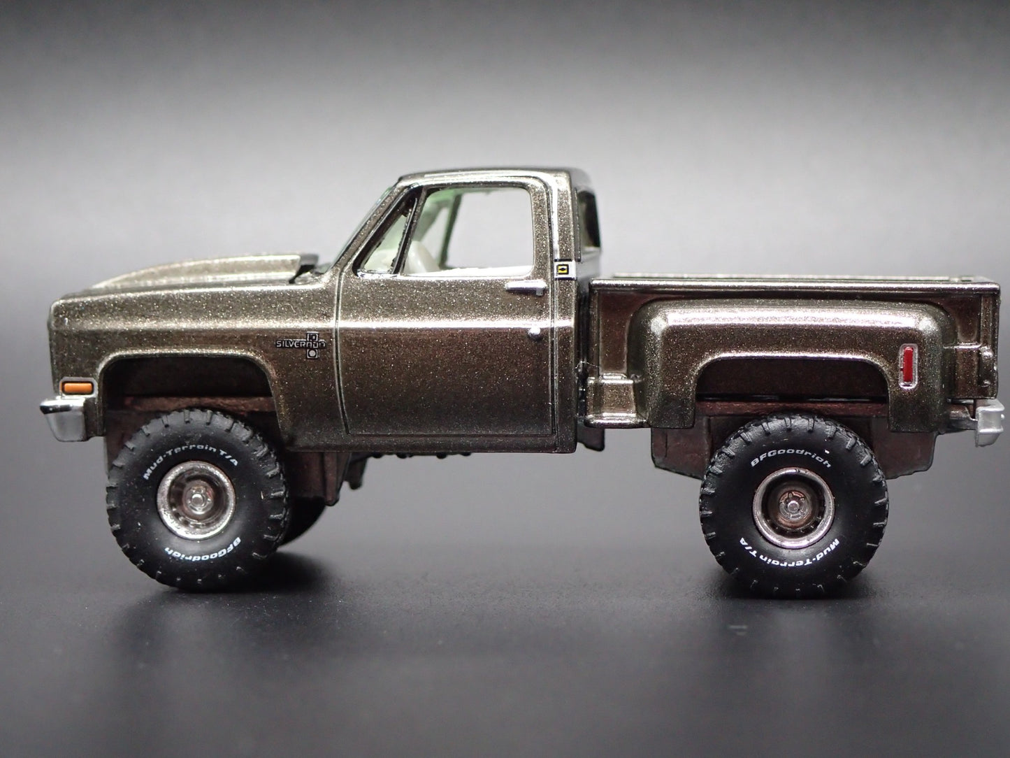 1981 81 CHEVY CHEVROLET STEPSIDE 4X4 PICKUP TRUCK 1:64 SCALE DIECAST MODEL CAR