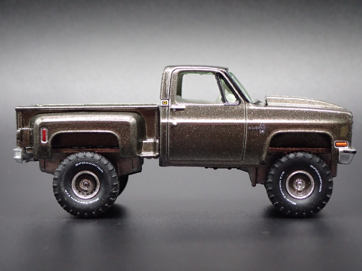 1981 81 CHEVY CHEVROLET STEPSIDE 4X4 PICKUP TRUCK 1:64 SCALE DIECAST MODEL CAR