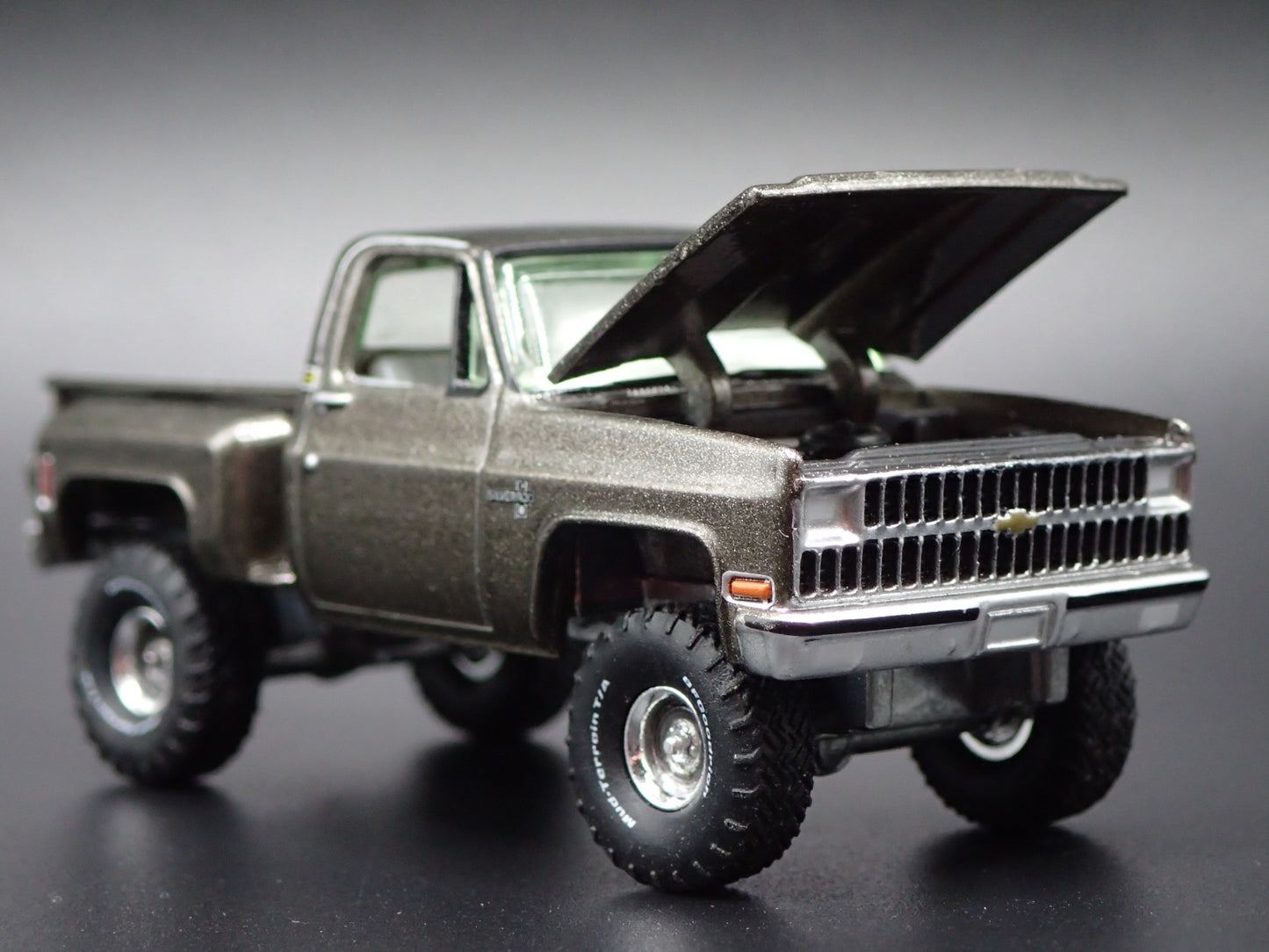 1981 81 CHEVY CHEVROLET STEPSIDE 4X4 PICKUP TRUCK 1:64 SCALE DIECAST MODEL CAR