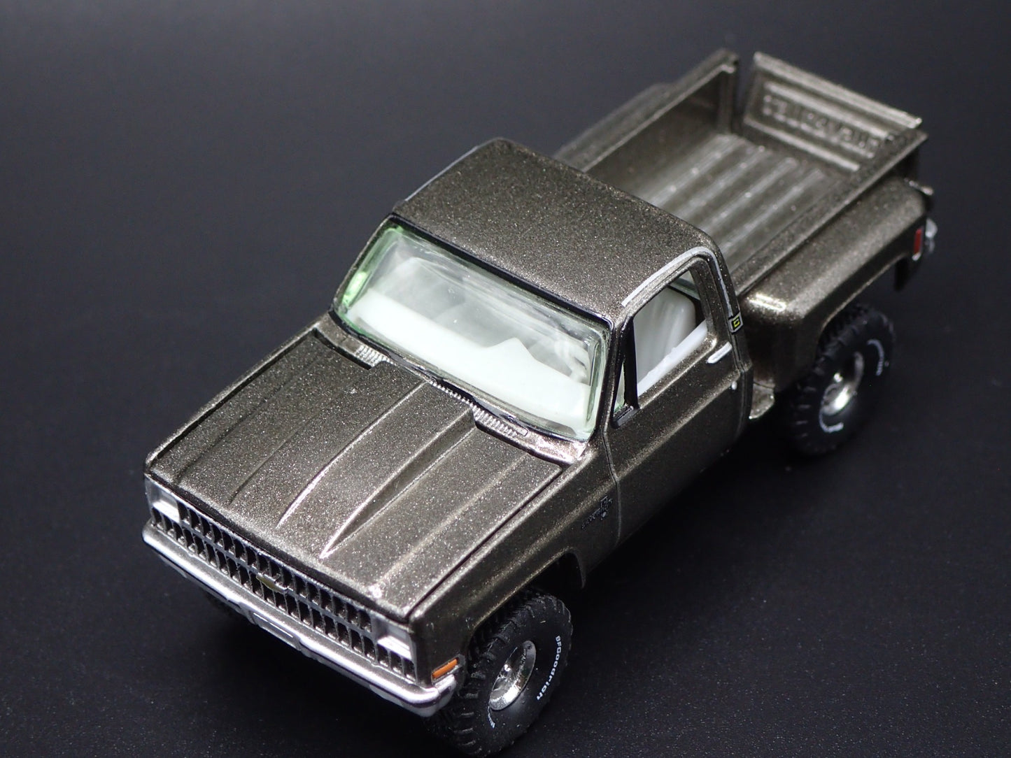 1981 81 CHEVY CHEVROLET STEPSIDE 4X4 PICKUP TRUCK 1:64 SCALE DIECAST MODEL CAR