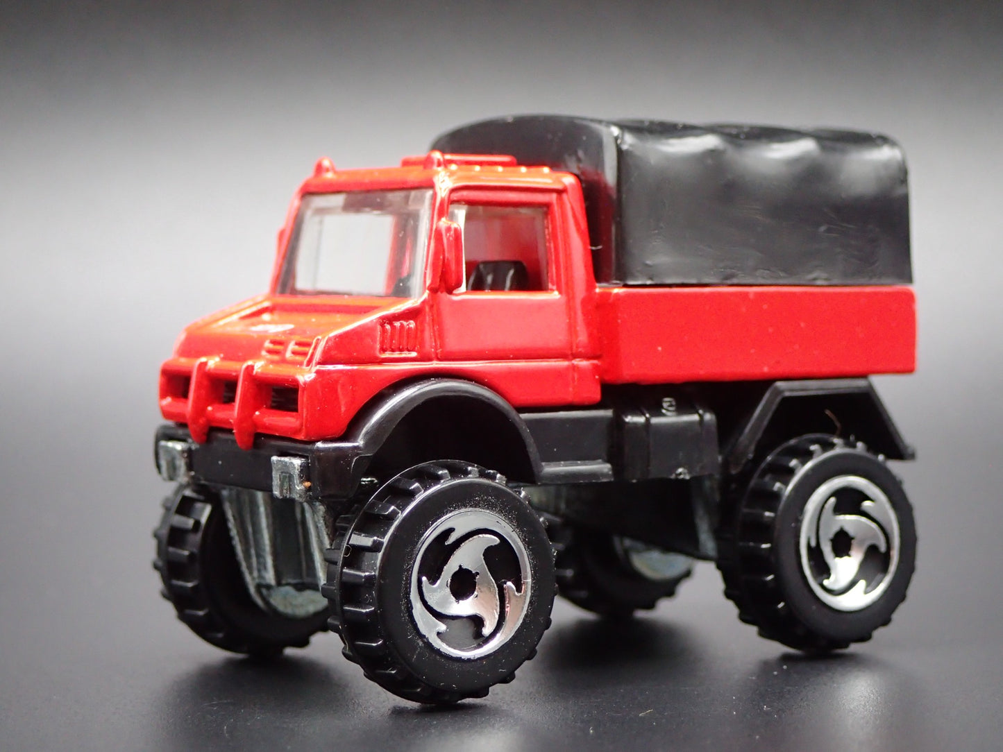 MERCEDES-BENZ UNIMOG UTILITY TRUCK RED 1:64 SCALE DIORAMA DIECAST MODEL CAR