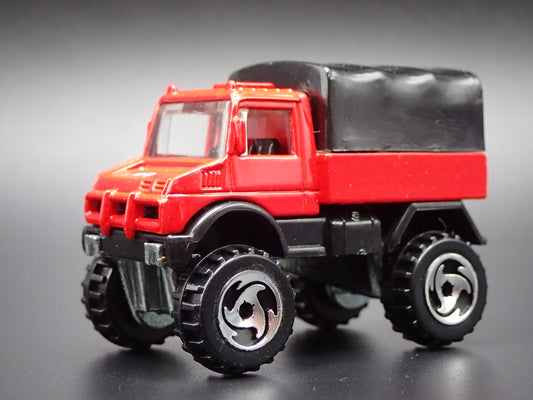 MERCEDES-BENZ UNIMOG UTILITY TRUCK RED 1:64 SCALE DIORAMA DIECAST MODEL CAR