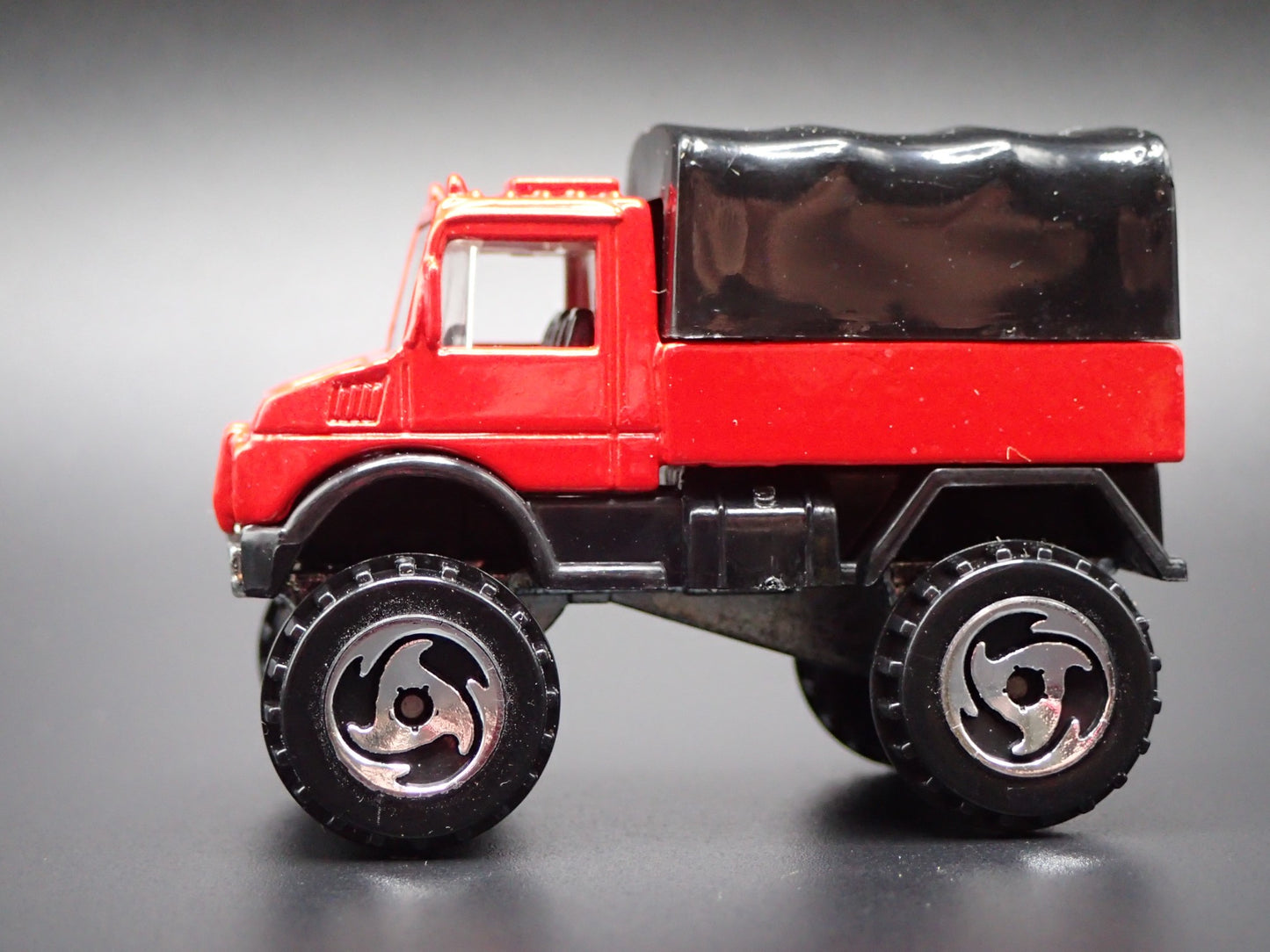 MERCEDES-BENZ UNIMOG UTILITY TRUCK RED 1:64 SCALE DIORAMA DIECAST MODEL CAR