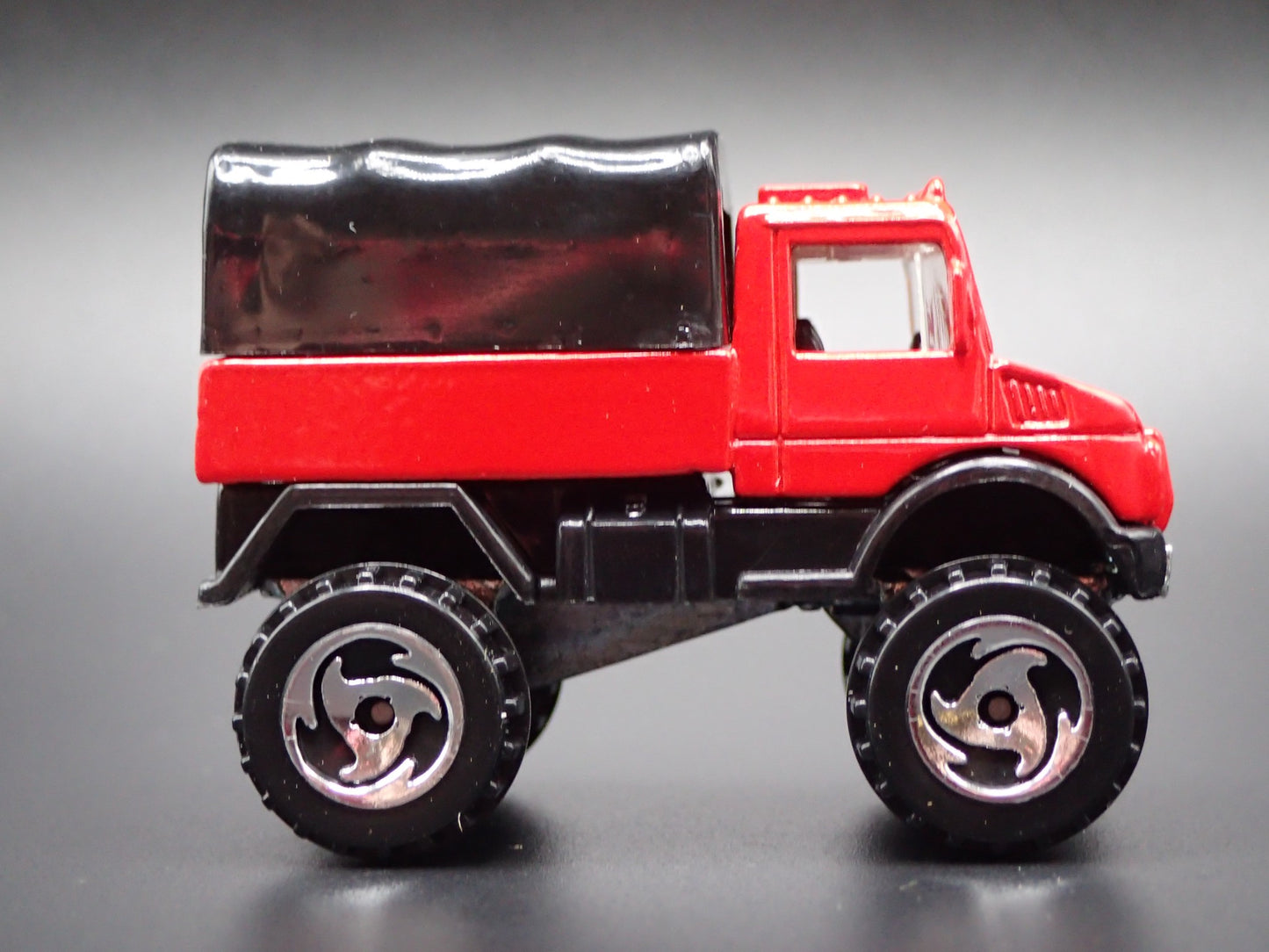 MERCEDES-BENZ UNIMOG UTILITY TRUCK RED 1:64 SCALE DIORAMA DIECAST MODEL CAR