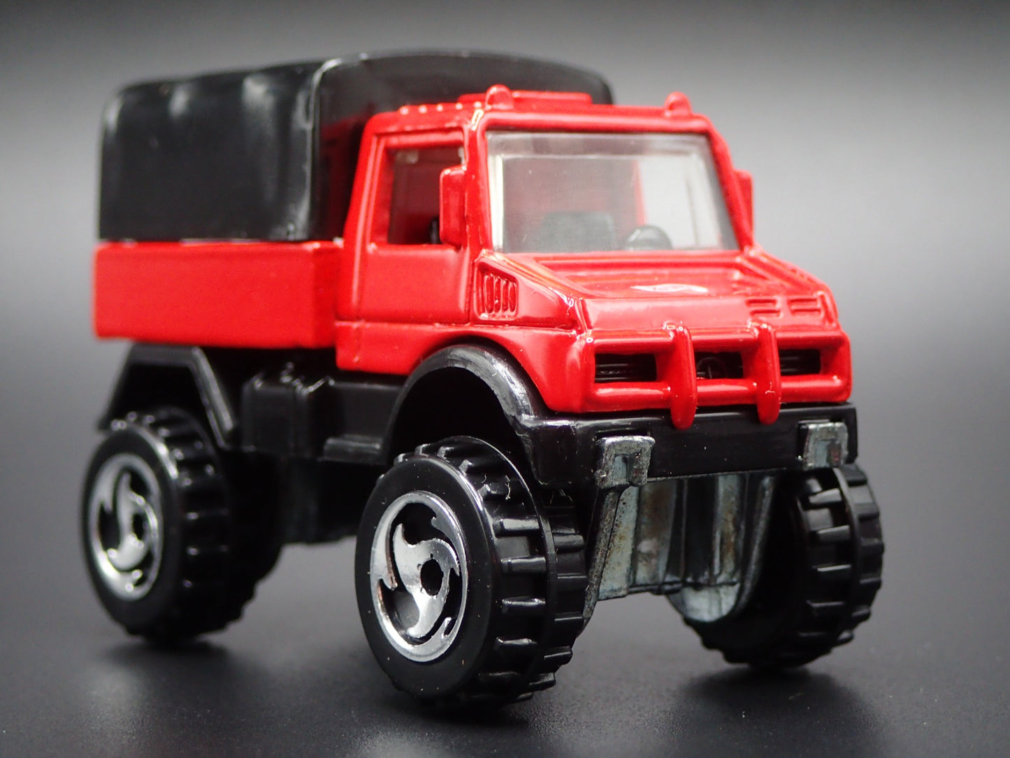 MERCEDES-BENZ UNIMOG UTILITY TRUCK RED 1:64 SCALE DIORAMA DIECAST MODEL CAR