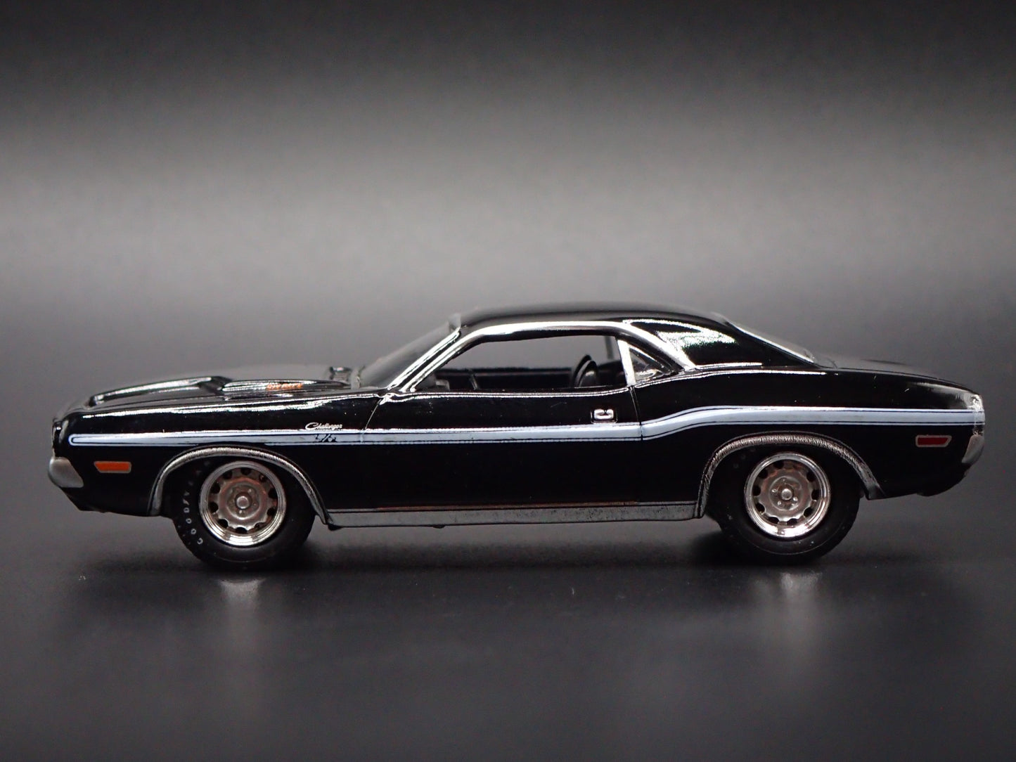 1970 70 DODGE CHALLENGER TA T/A 440 BLACK 1/64 SCALE DIORAMA DIECAST MODEL CAR