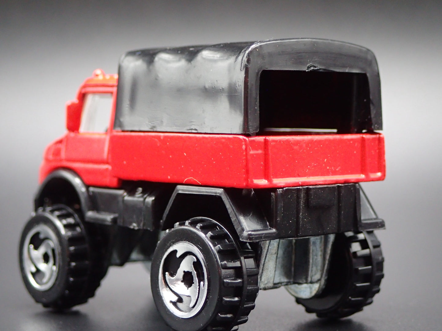 MERCEDES-BENZ UNIMOG UTILITY TRUCK RED 1:64 SCALE DIORAMA DIECAST MODEL CAR
