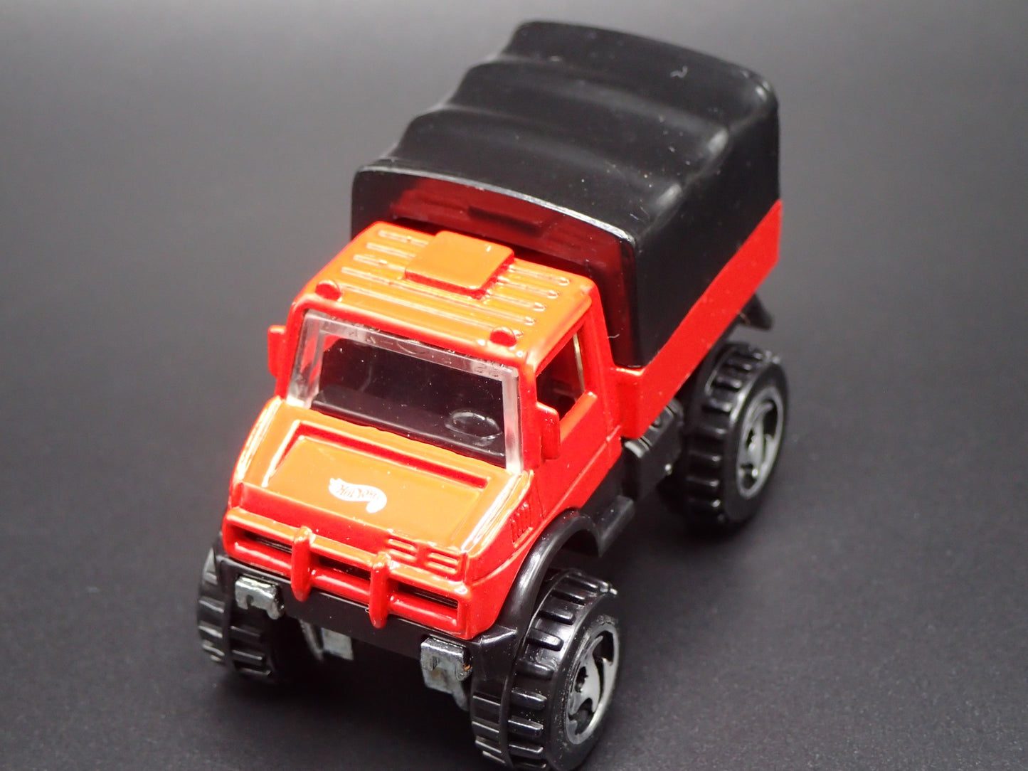 MERCEDES-BENZ UNIMOG UTILITY TRUCK RED 1:64 SCALE DIORAMA DIECAST MODEL CAR