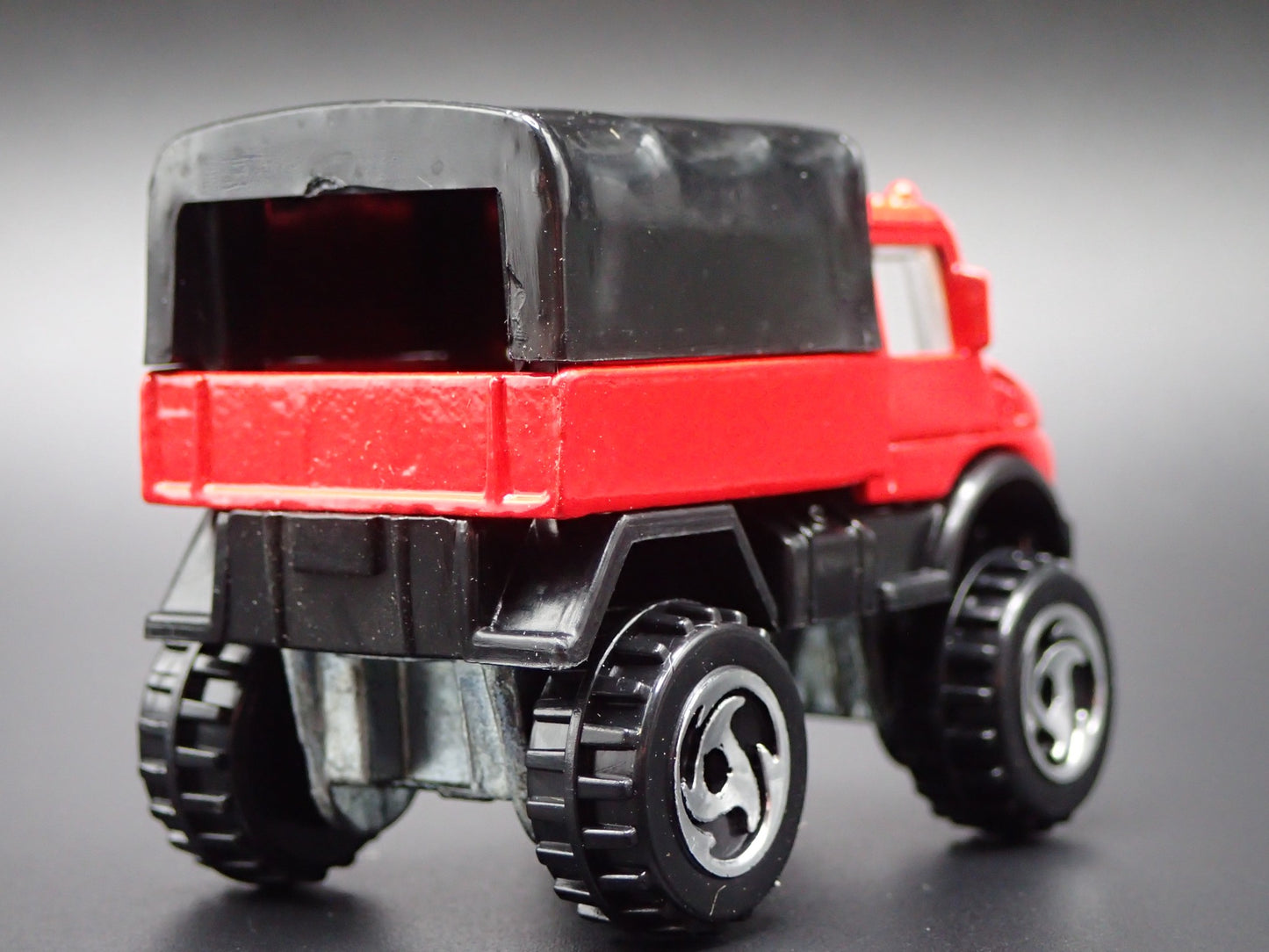 MERCEDES-BENZ UNIMOG UTILITY TRUCK RED 1:64 SCALE DIORAMA DIECAST MODEL CAR