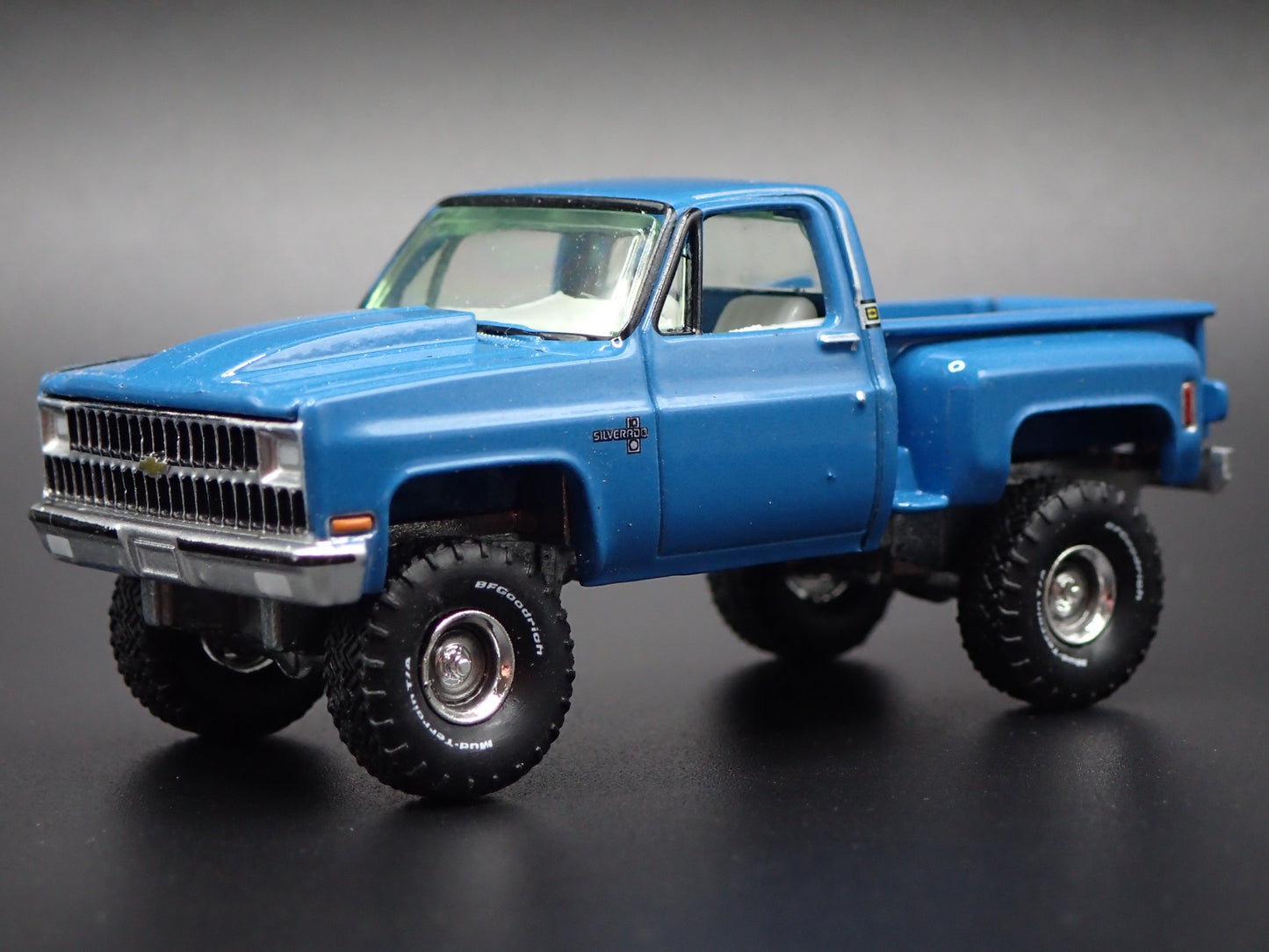1981 81 CHEVY CHEVROLET STEPSIDE 4X4 PICKUP TRUCK 1:64 SCALE DIECAST MODEL CAR