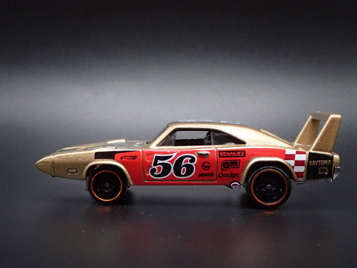 1969 69 DODGE CHARGER DAYTONA GOLD 1/64 SCALE COLLECTIBLE DIECAST MODEL CAR