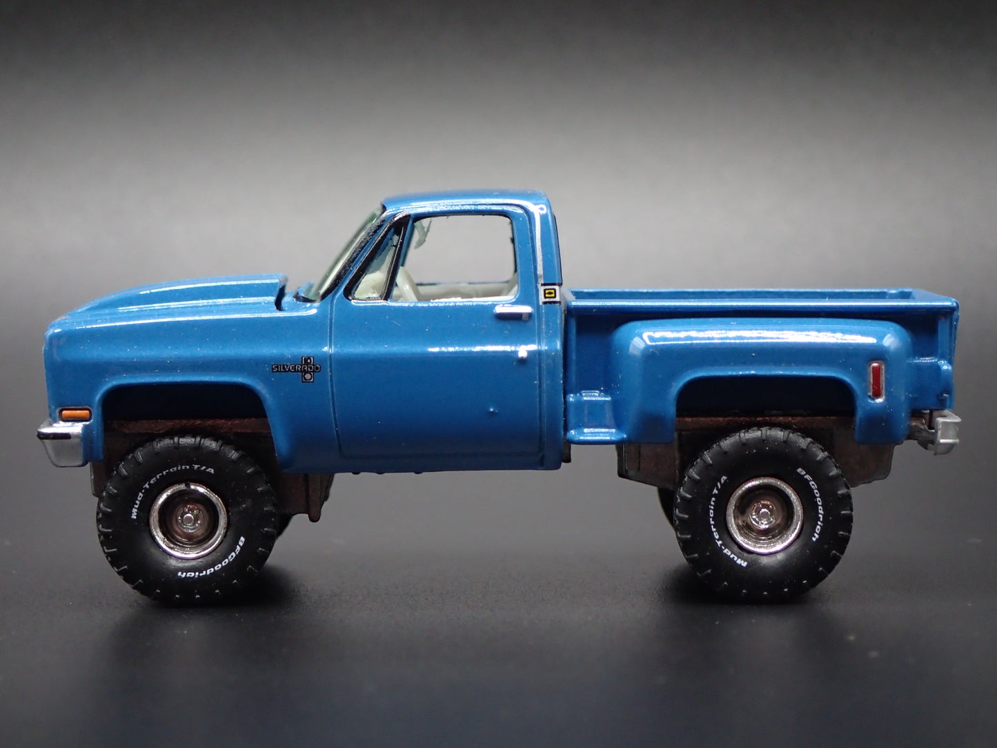 1981 81 CHEVY CHEVROLET STEPSIDE 4X4 PICKUP TRUCK 1:64 SCALE DIECAST MODEL CAR