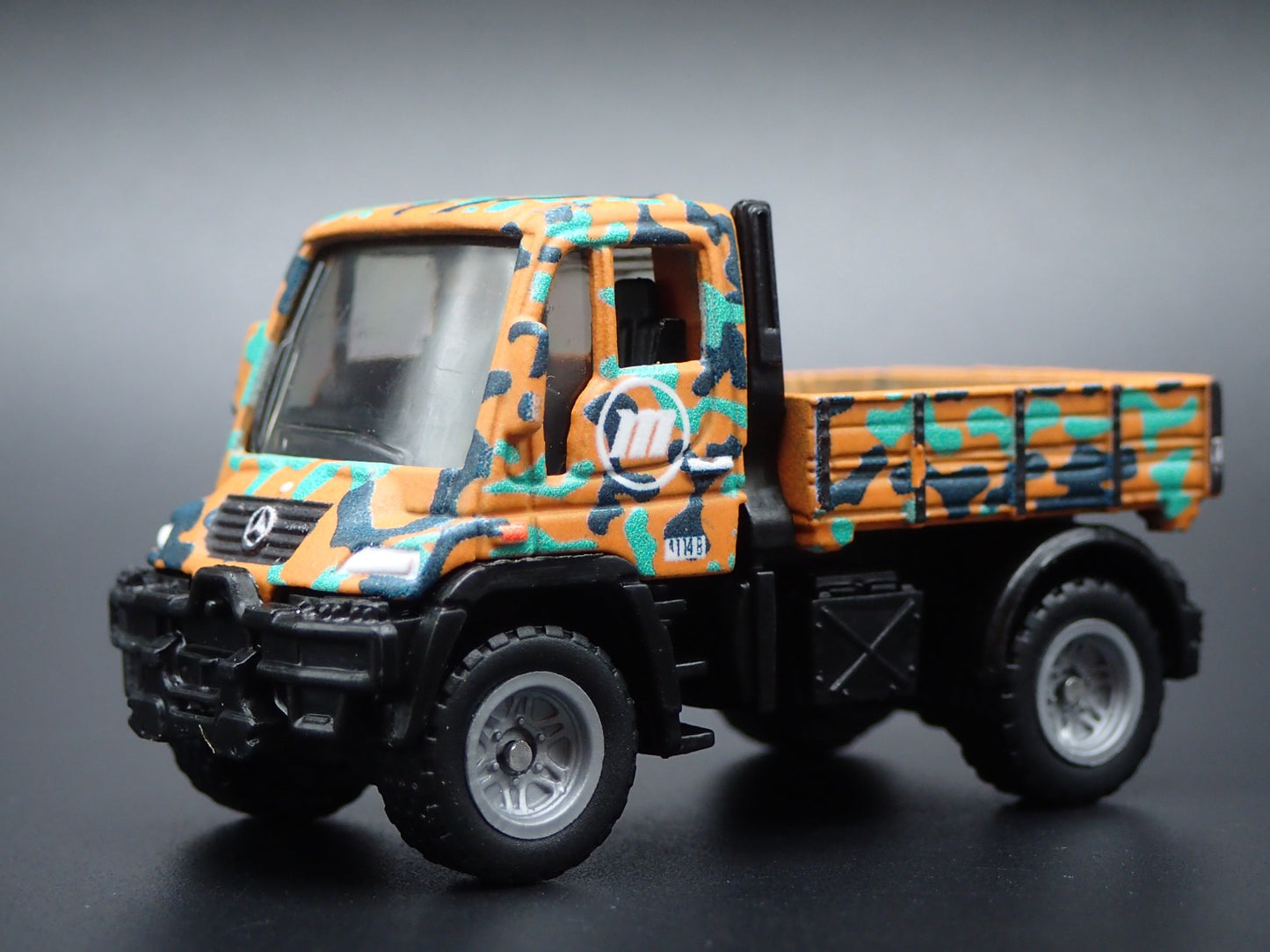 MERCEDES-BENZ UNIMOG U300 UTILITY TRUCK 1:64 SCALE DIORAMA DIECAST MODEL CAR