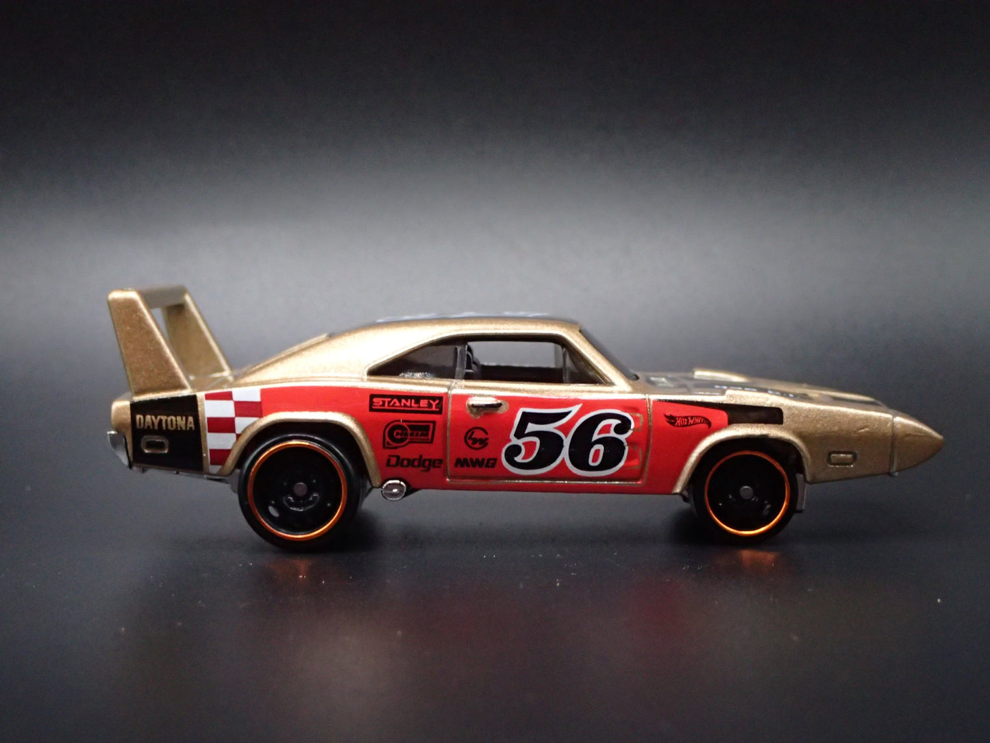 1969 69 DODGE CHARGER DAYTONA GOLD 1/64 SCALE COLLECTIBLE DIECAST MODEL CAR