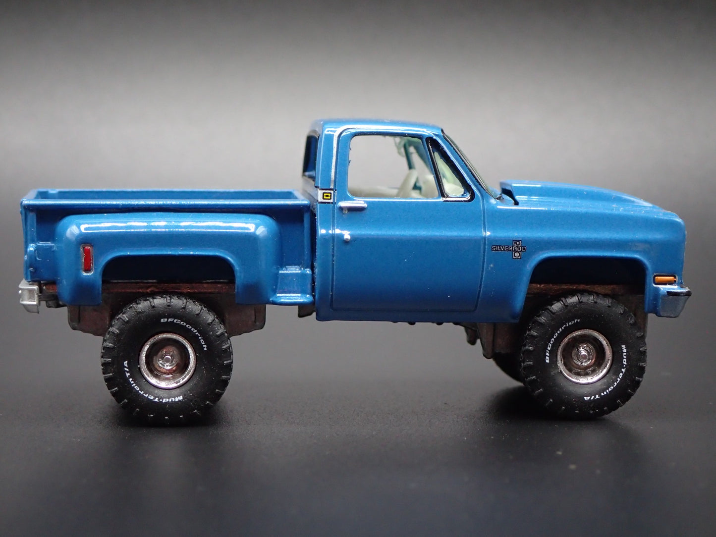 1981 81 CHEVY CHEVROLET STEPSIDE 4X4 PICKUP TRUCK 1:64 SCALE DIECAST MODEL CAR
