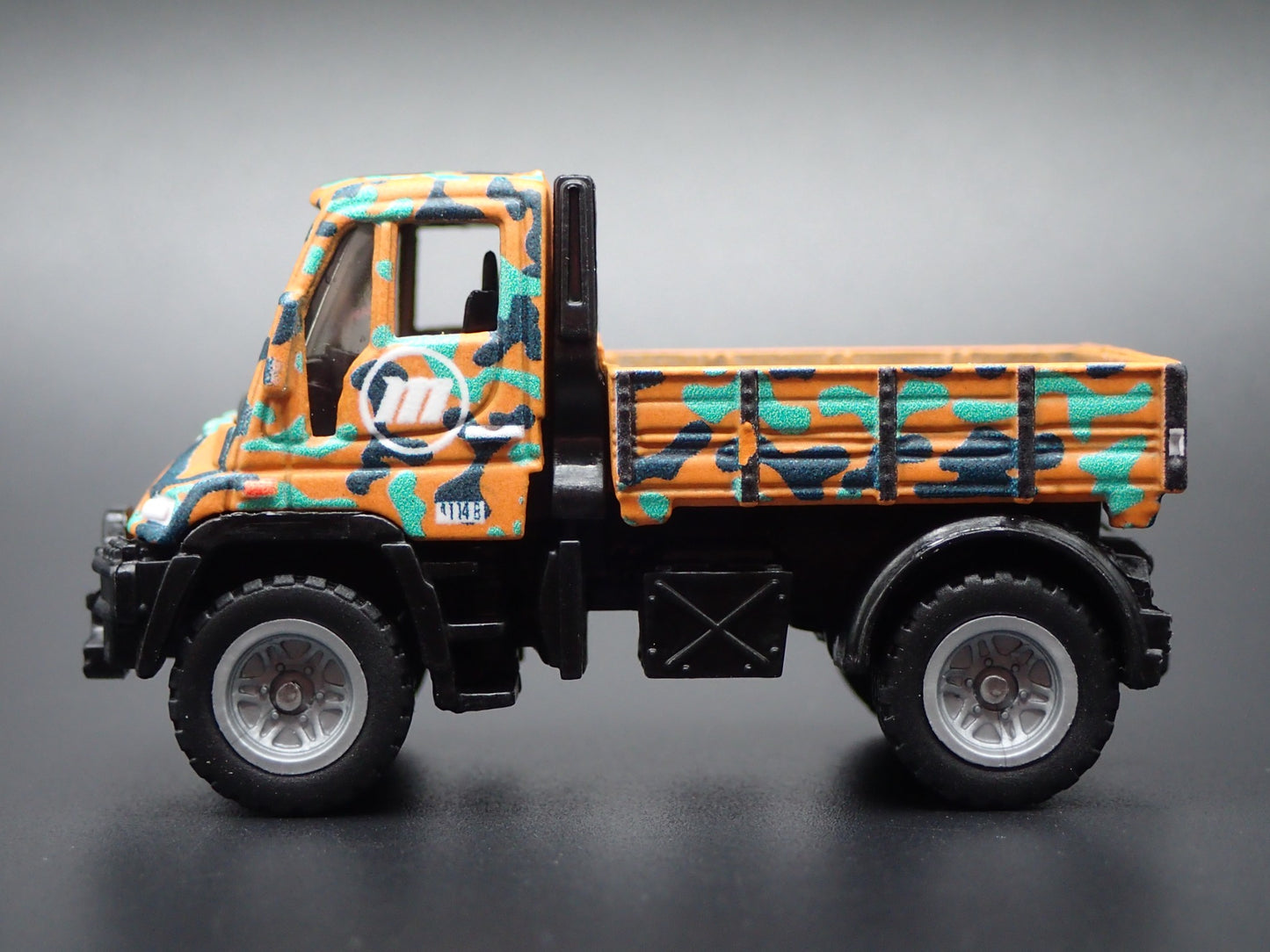 MERCEDES-BENZ UNIMOG U300 UTILITY TRUCK 1:64 SCALE DIORAMA DIECAST MODEL CAR