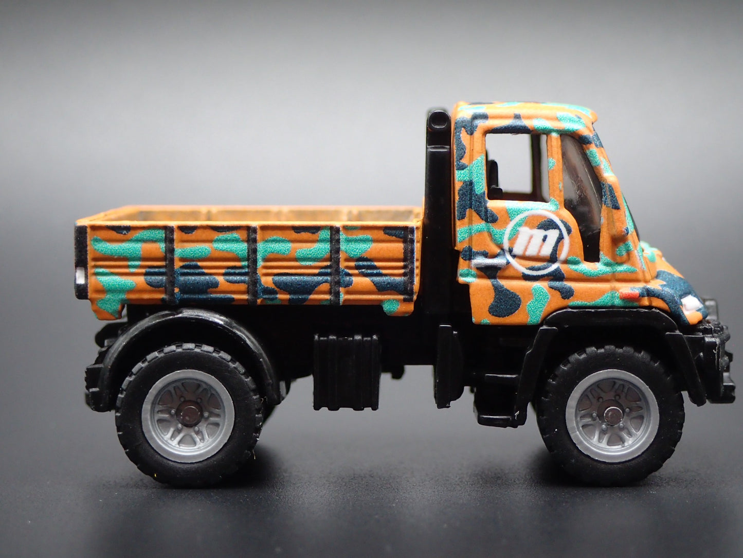 MERCEDES-BENZ UNIMOG U300 UTILITY TRUCK 1:64 SCALE DIORAMA DIECAST MODEL CAR