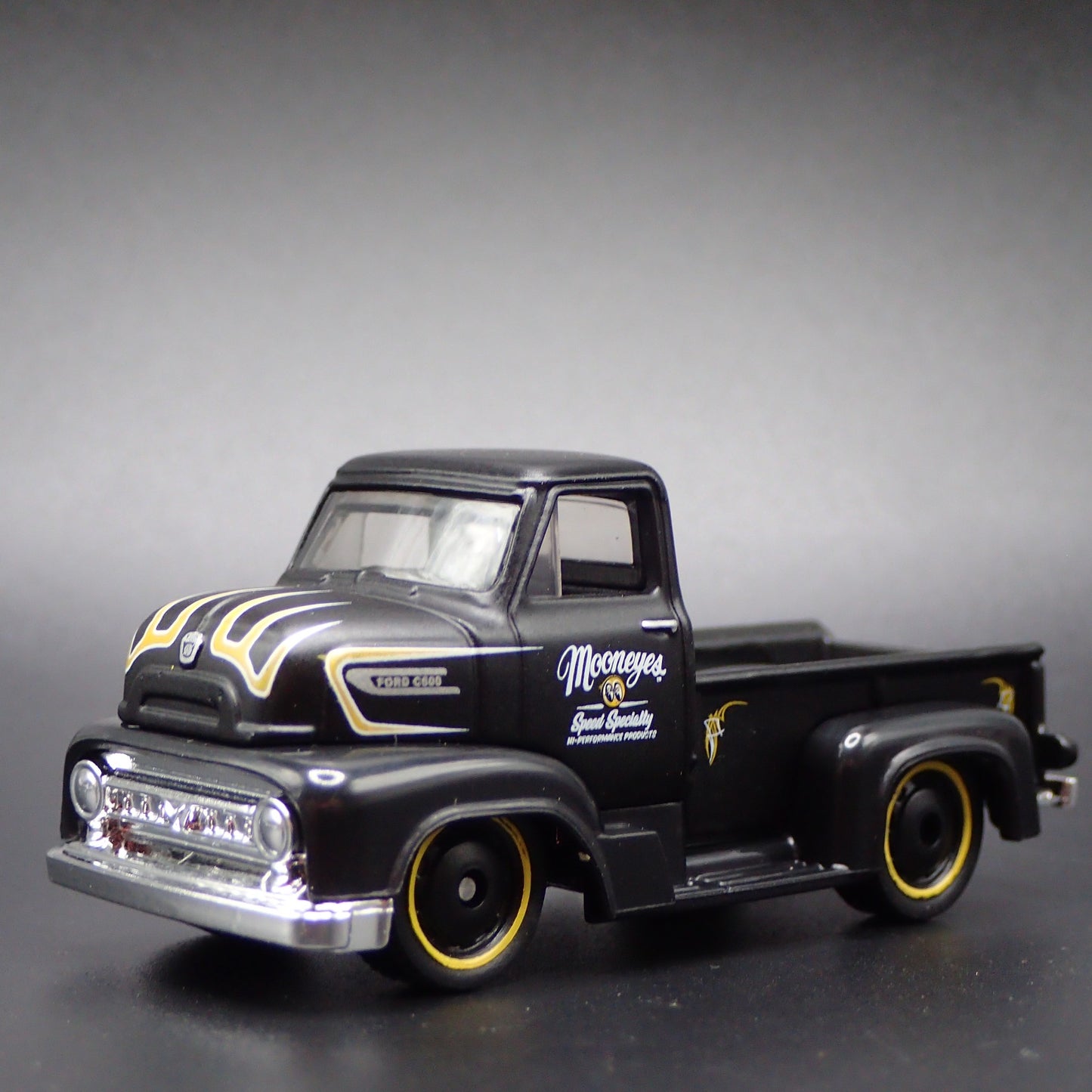1953 53 FORD COE PICKUP TRUCK MOONEYES 1:64 SCALE DIORAMA DIECAST MODEL CAR