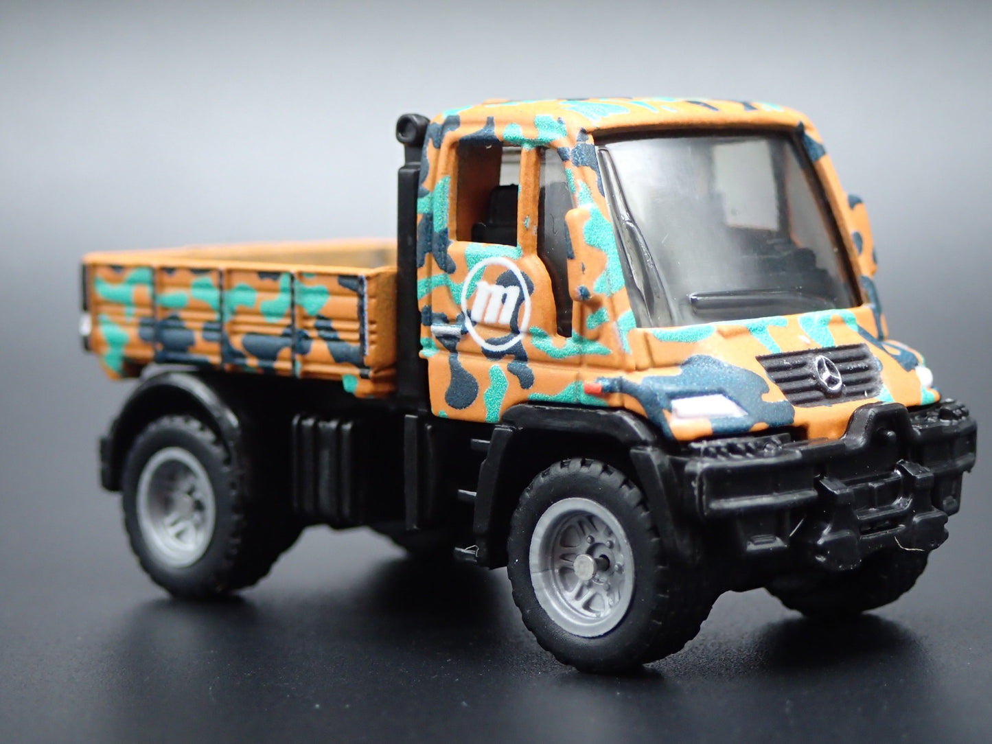 MERCEDES-BENZ UNIMOG U300 UTILITY TRUCK 1:64 SCALE DIORAMA DIECAST MODEL CAR