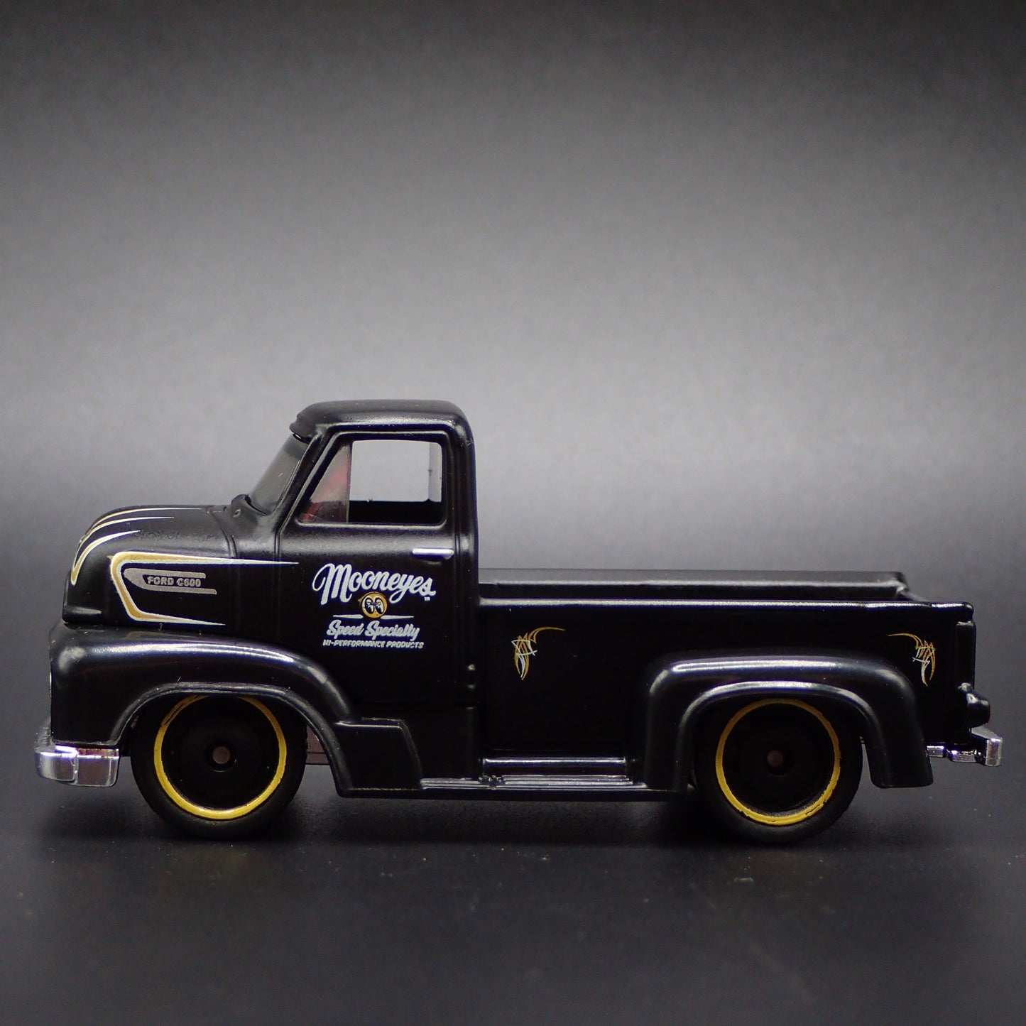1953 53 FORD COE PICKUP TRUCK MOONEYES 1:64 SCALE DIORAMA DIECAST MODEL CAR