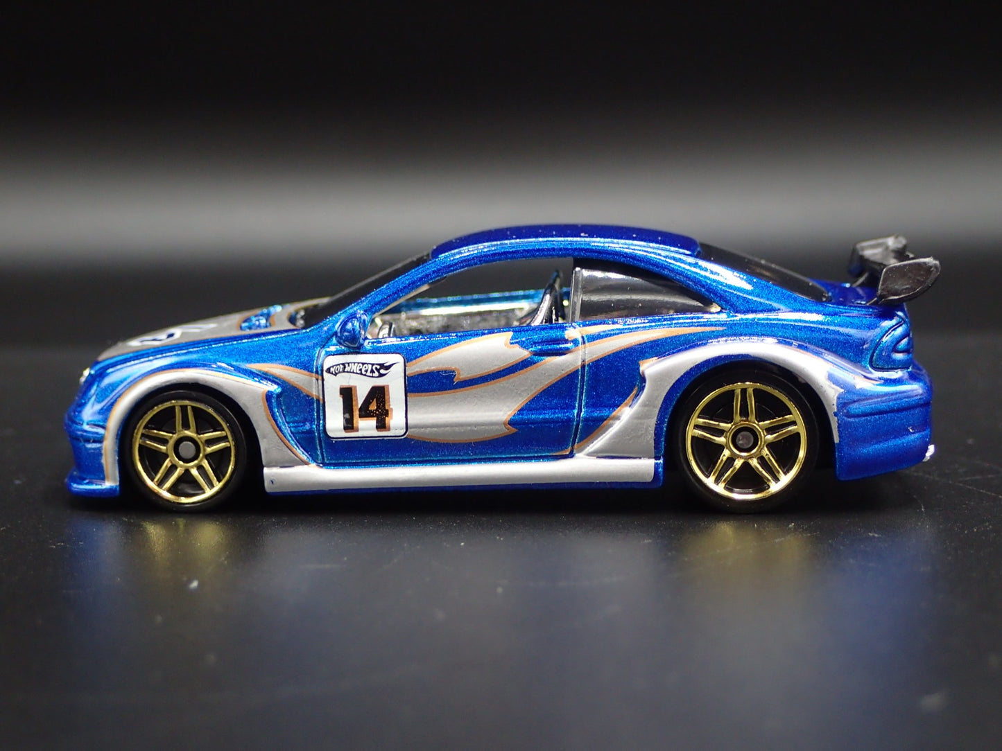 MERCEDES-BENZ CLK DTM BLUE 1:64 SCALE COLLECTIBLE DIORAMA DIECAST MODEL CAR