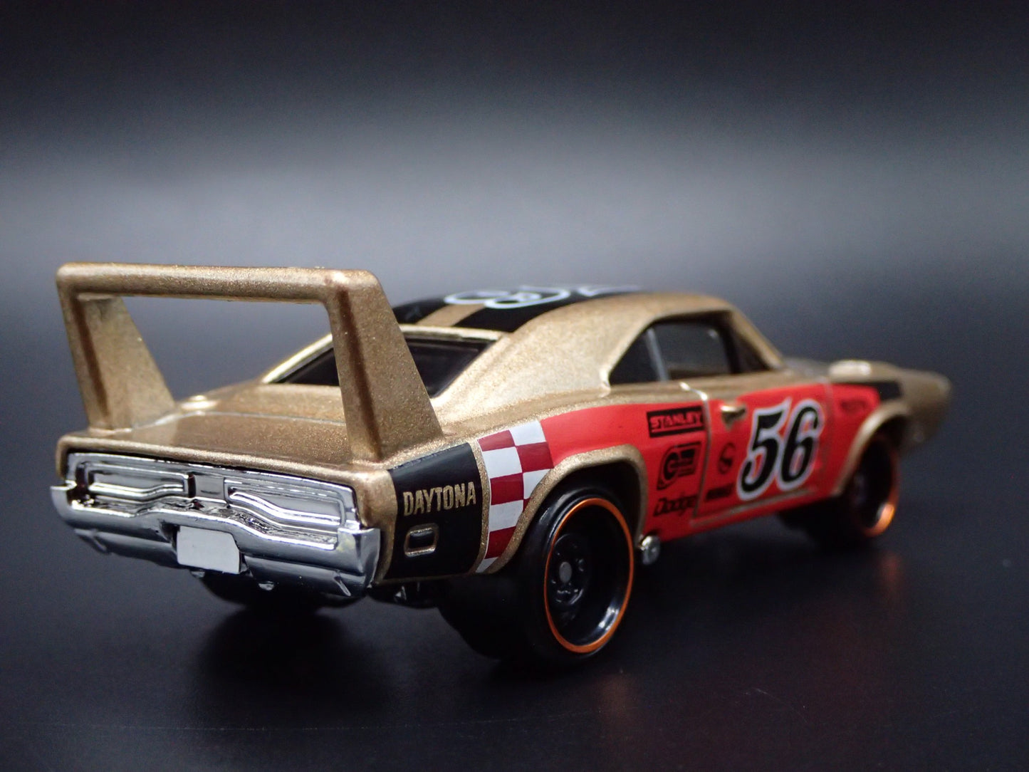 1969 69 DODGE CHARGER DAYTONA GOLD 1/64 SCALE COLLECTIBLE DIECAST MODEL CAR