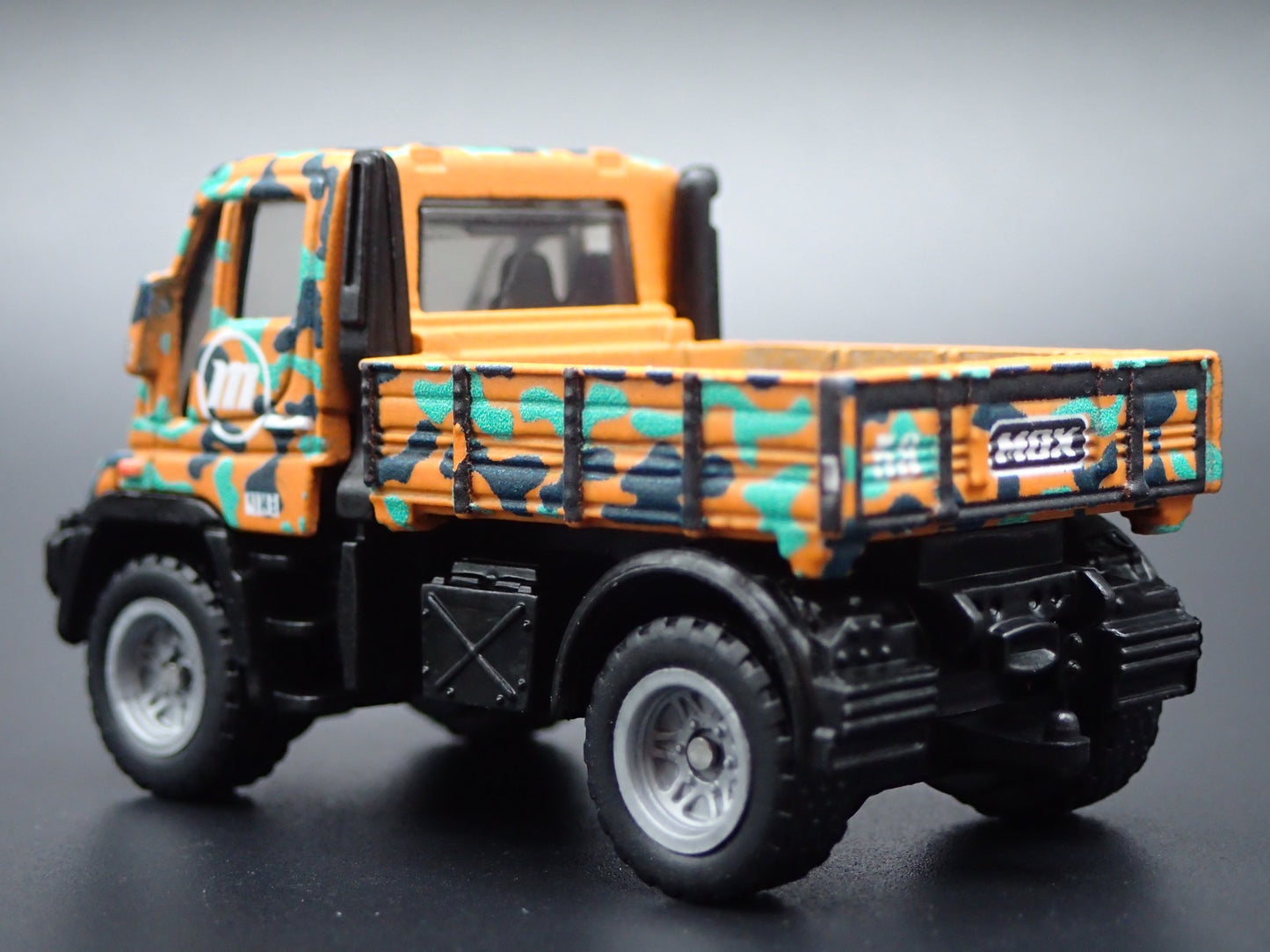 MERCEDES-BENZ UNIMOG U300 UTILITY TRUCK 1:64 SCALE DIORAMA DIECAST MODEL CAR