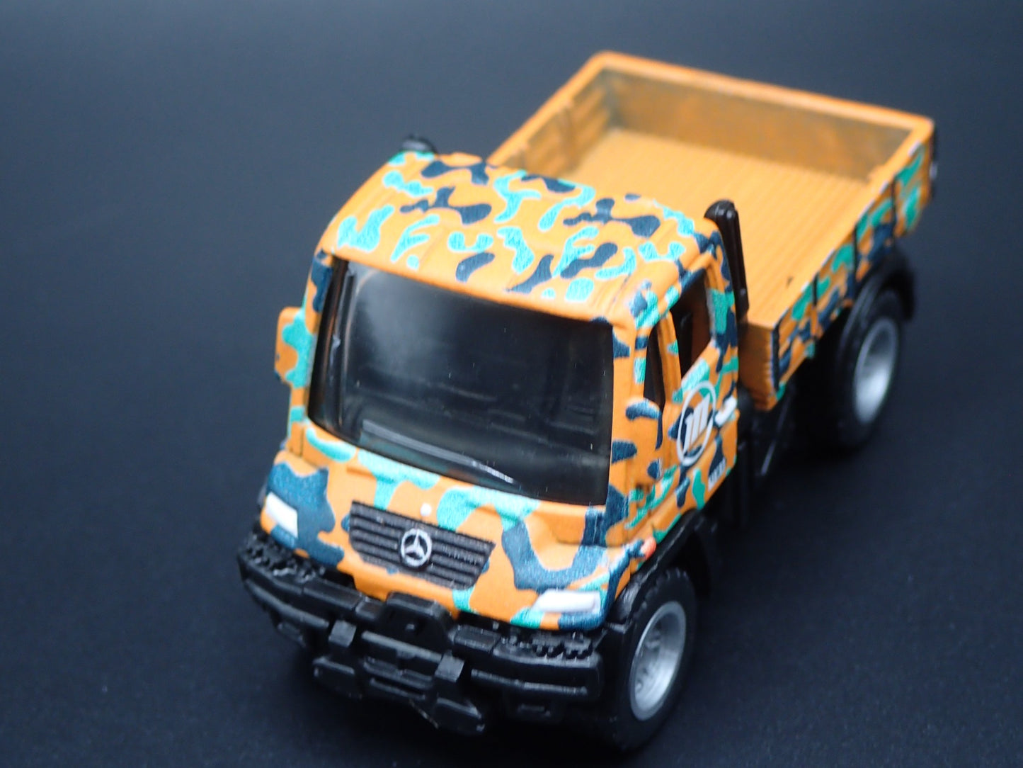 MERCEDES-BENZ UNIMOG U300 UTILITY TRUCK 1:64 SCALE DIORAMA DIECAST MODEL CAR