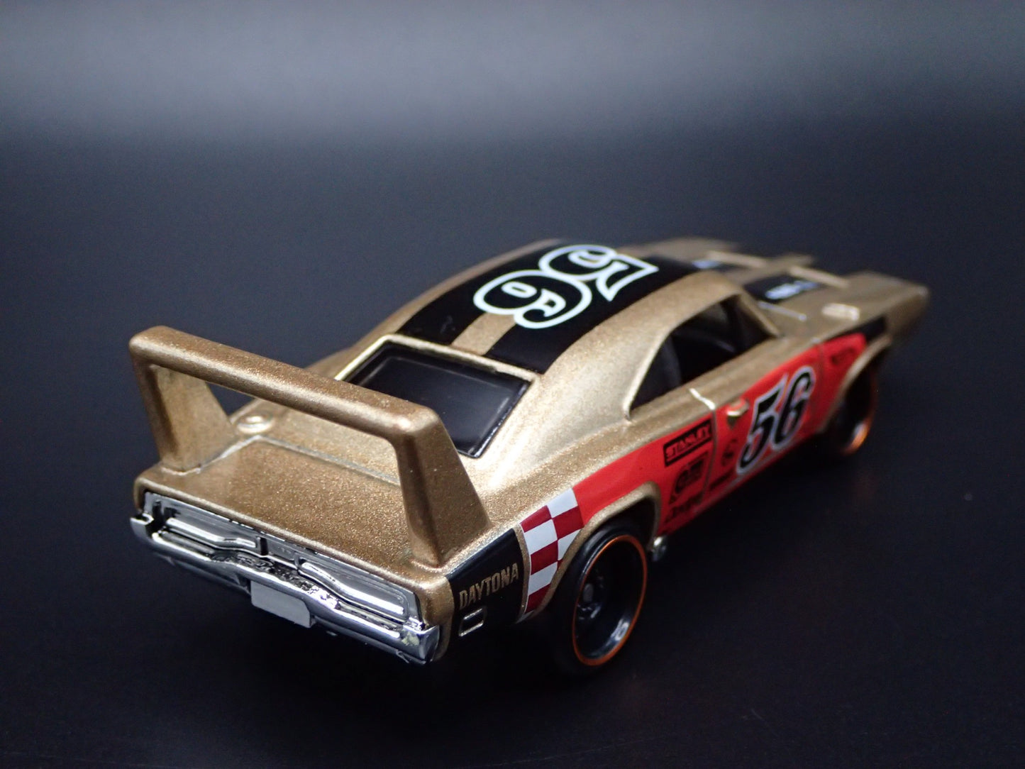 1969 69 DODGE CHARGER DAYTONA GOLD 1/64 SCALE COLLECTIBLE DIECAST MODEL CAR