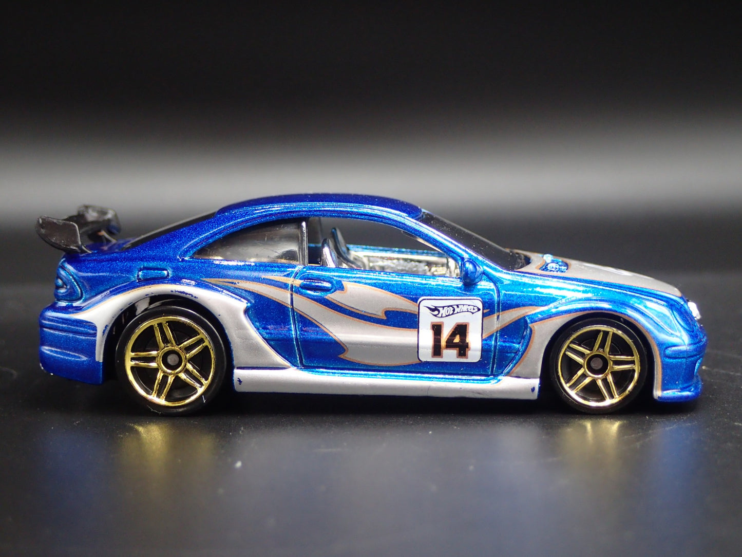 MERCEDES-BENZ CLK DTM BLUE 1:64 SCALE COLLECTIBLE DIORAMA DIECAST MODEL CAR