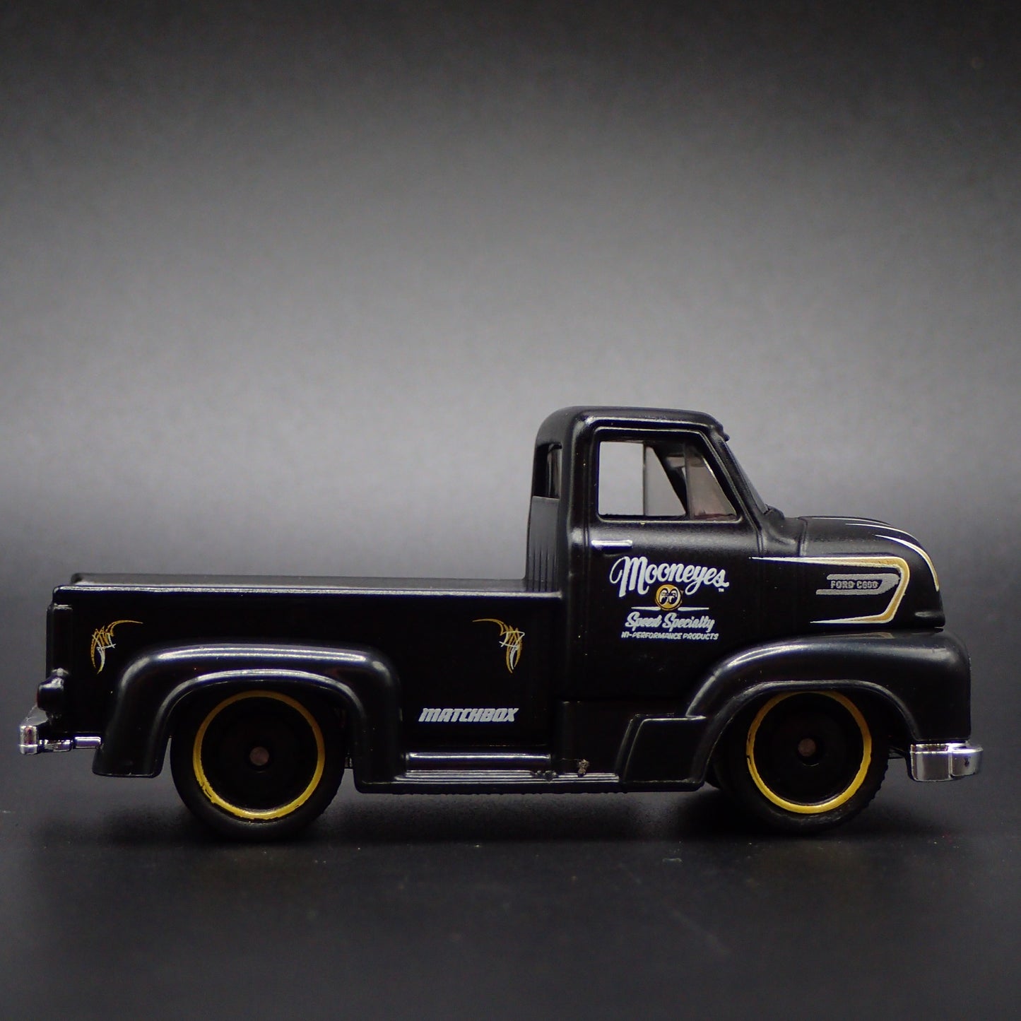 1953 53 FORD COE PICKUP TRUCK MOONEYES 1:64 SCALE DIORAMA DIECAST MODEL CAR