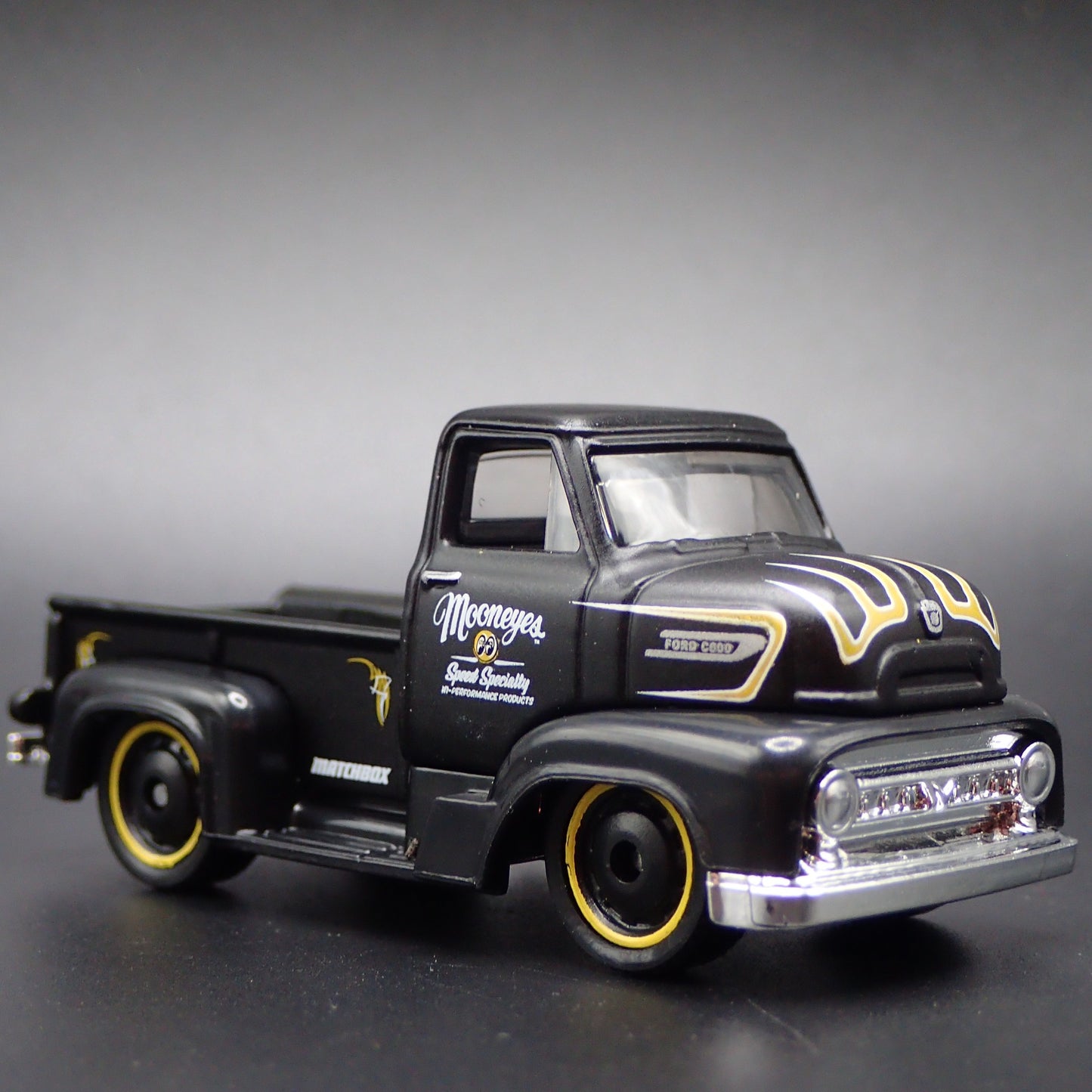 1953 53 FORD COE PICKUP TRUCK MOONEYES 1:64 SCALE DIORAMA DIECAST MODEL CAR