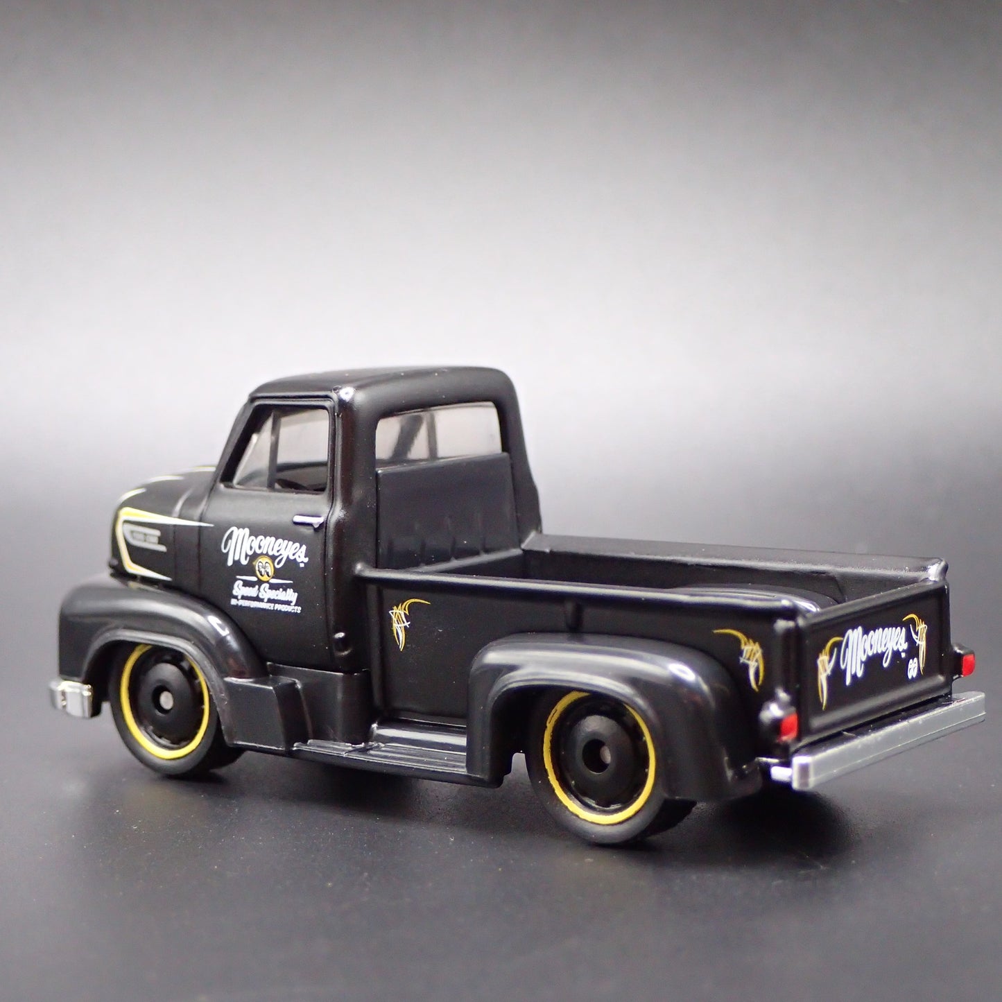 1953 53 FORD COE PICKUP TRUCK MOONEYES 1:64 SCALE DIORAMA DIECAST MODEL CAR