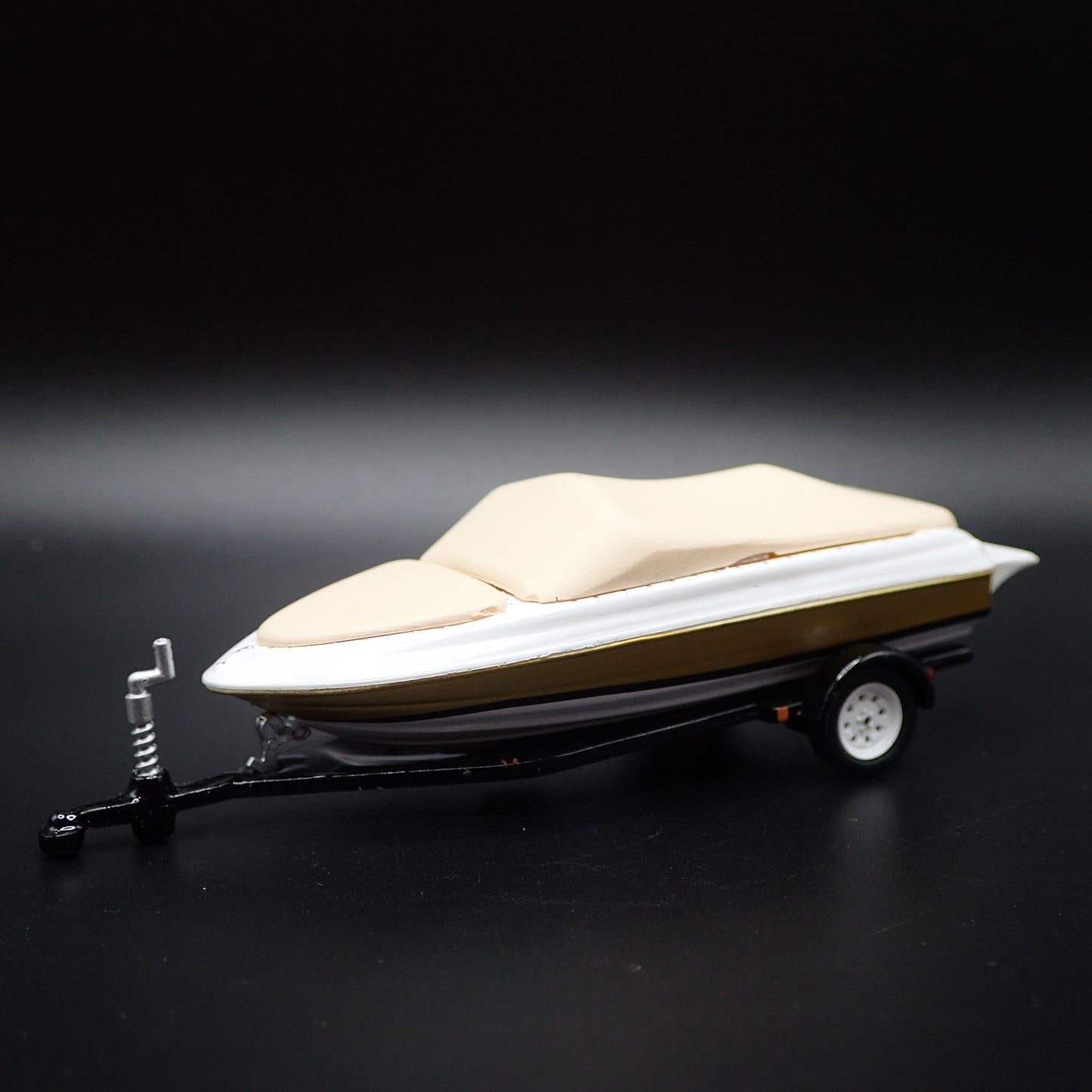 SPEEDBOAT w/ COVER ON TRAILER 1:64 SCALE COLLECTIBLE DIORAMA DIECAST MODEL BOAT