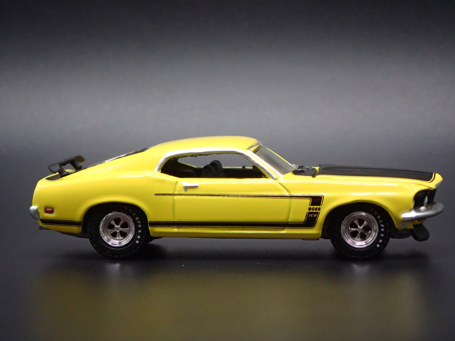 1969 69 FORD MUSTANG BOSS 302 FASTBACK 1/64 SCALE COLLECTIBLE DIECAST MODEL CAR
