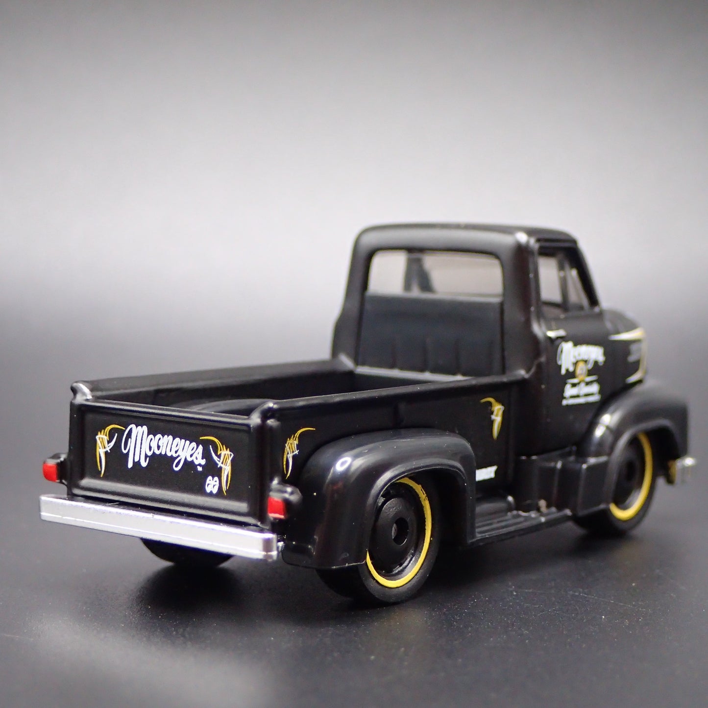 1953 53 FORD COE PICKUP TRUCK MOONEYES 1:64 SCALE DIORAMA DIECAST MODEL CAR