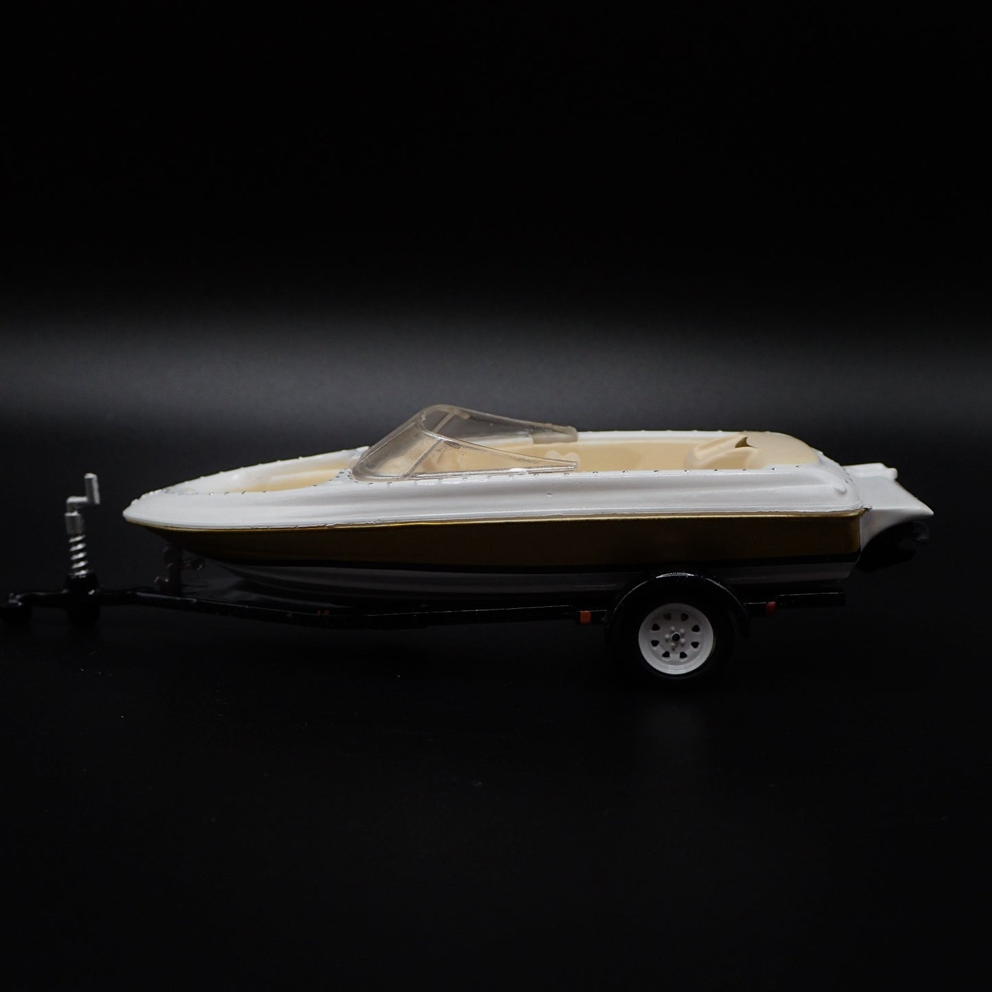 SPEEDBOAT w/ COVER ON TRAILER 1:64 SCALE COLLECTIBLE DIORAMA DIECAST MODEL BOAT