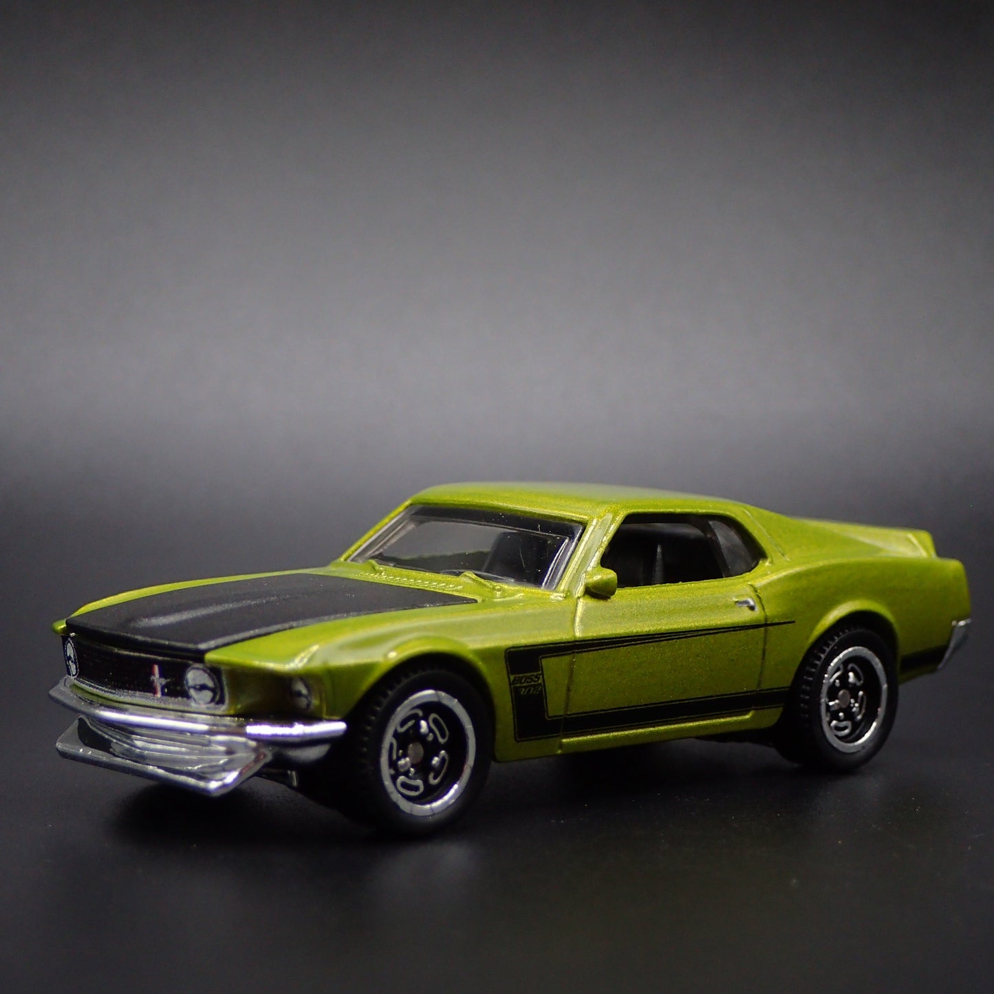 1969 FORD MUSTANG BOSS 302 FASTBACK GREEN 1/64 SCALE DIORAMA DIECAST MODEL CAR