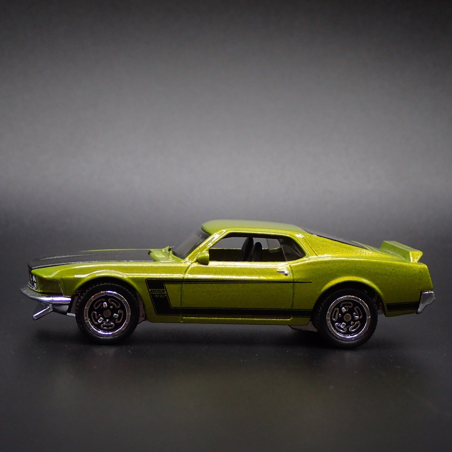 1969 FORD MUSTANG BOSS 302 FASTBACK GREEN 1/64 SCALE DIORAMA DIECAST MODEL CAR