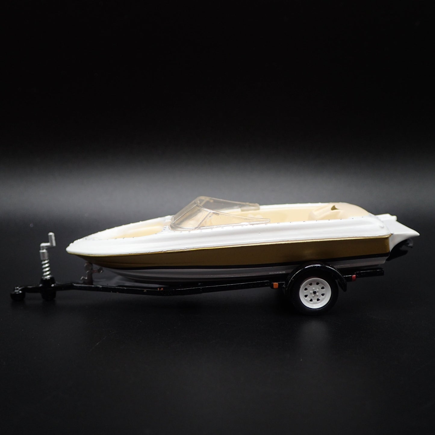 SPEEDBOAT w/ COVER ON TRAILER 1:64 SCALE COLLECTIBLE DIORAMA DIECAST MODEL BOAT