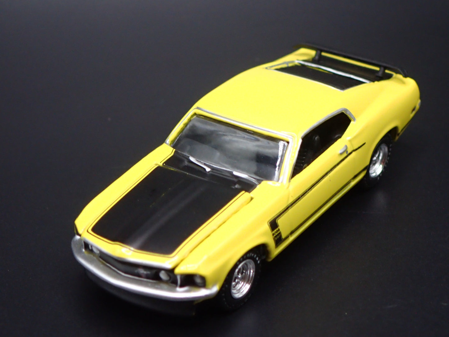 1969 69 FORD MUSTANG BOSS 302 FASTBACK 1/64 SCALE COLLECTIBLE DIECAST MODEL CAR