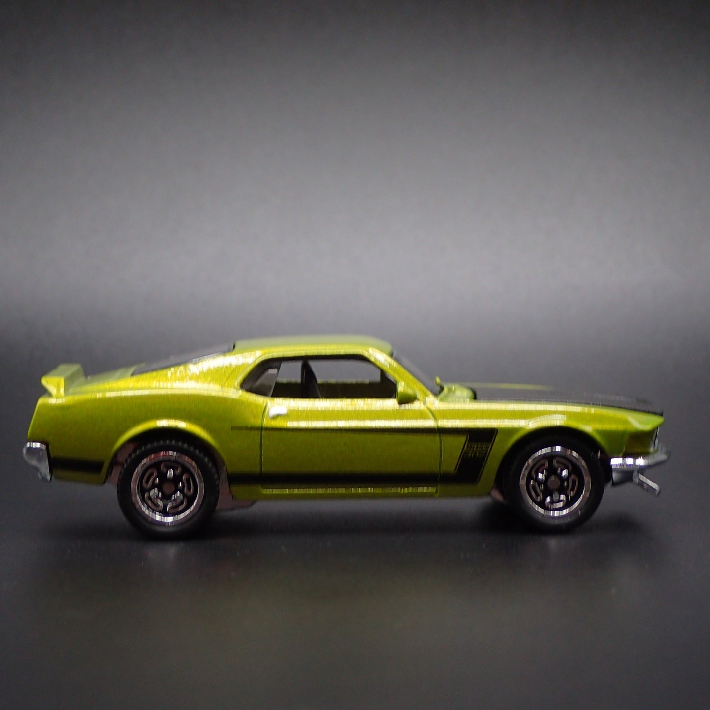 1969 FORD MUSTANG BOSS 302 FASTBACK GREEN 1/64 SCALE DIORAMA DIECAST MODEL CAR