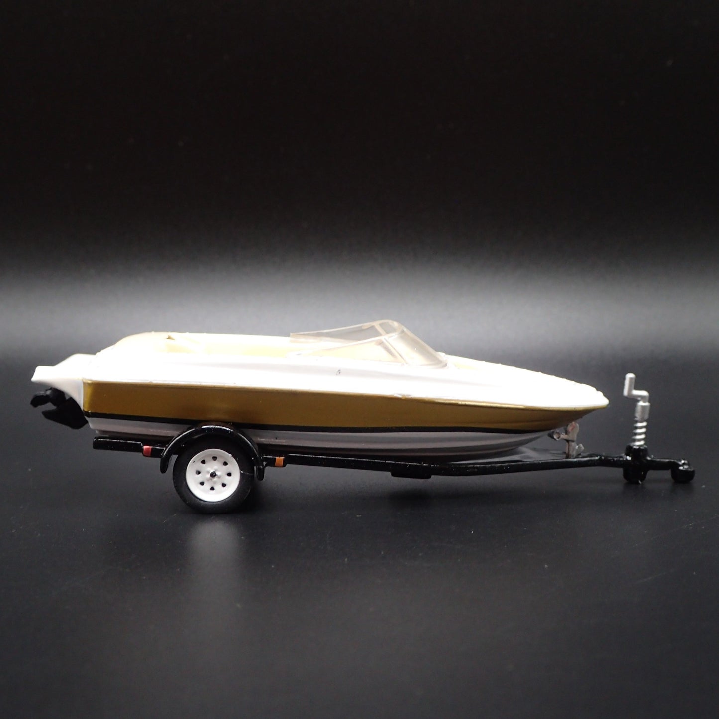 SPEEDBOAT w/ COVER ON TRAILER 1:64 SCALE COLLECTIBLE DIORAMA DIECAST MODEL BOAT