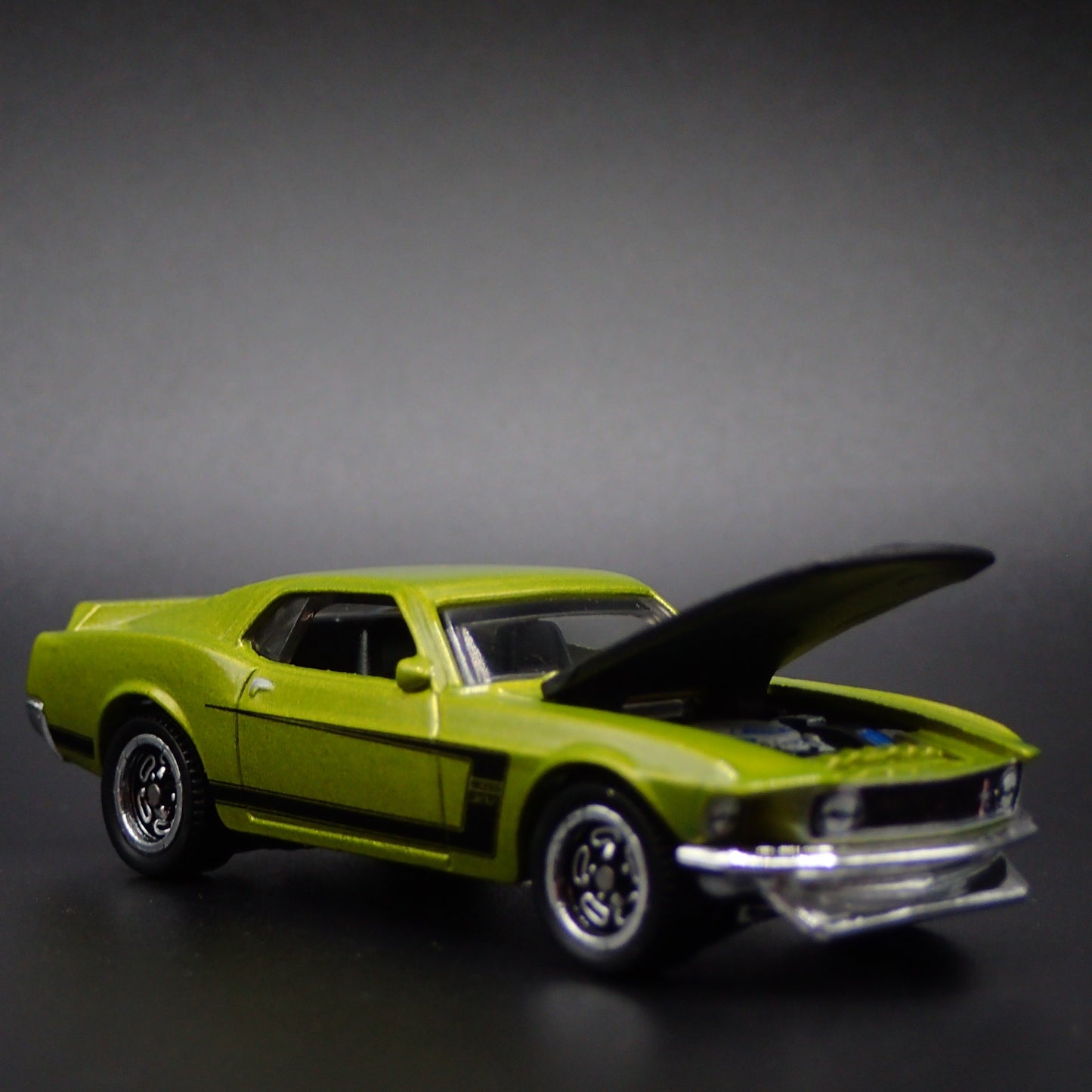 1969 FORD MUSTANG BOSS 302 FASTBACK GREEN 1/64 SCALE DIORAMA DIECAST MODEL CAR