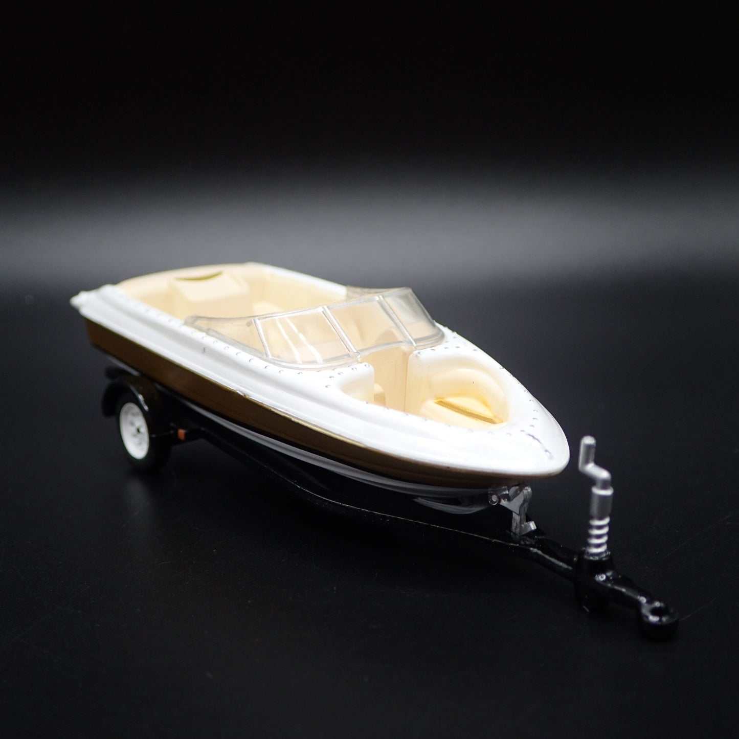 SPEEDBOAT w/ COVER ON TRAILER 1:64 SCALE COLLECTIBLE DIORAMA DIECAST MODEL BOAT