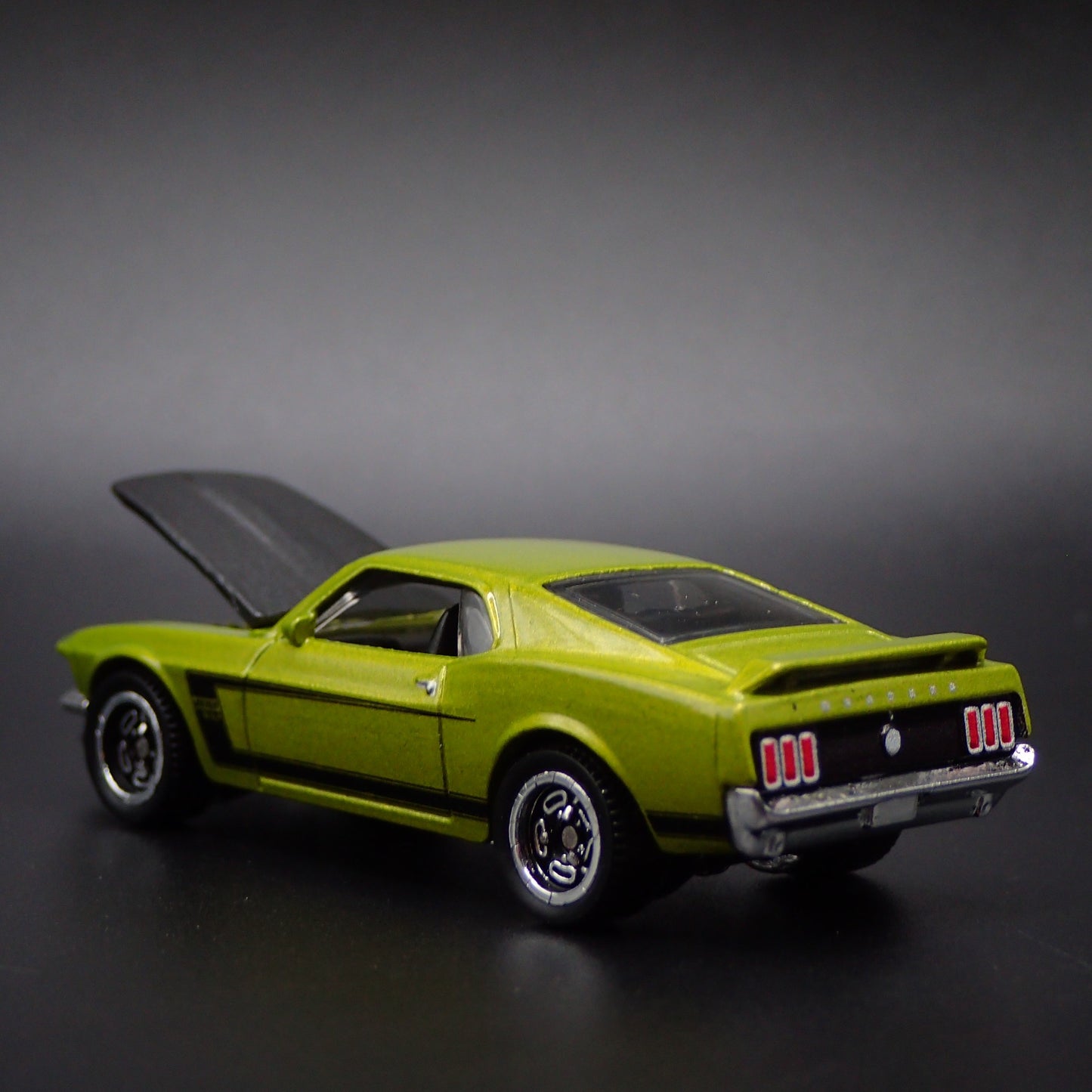 1969 FORD MUSTANG BOSS 302 FASTBACK GREEN 1/64 SCALE DIORAMA DIECAST MODEL CAR