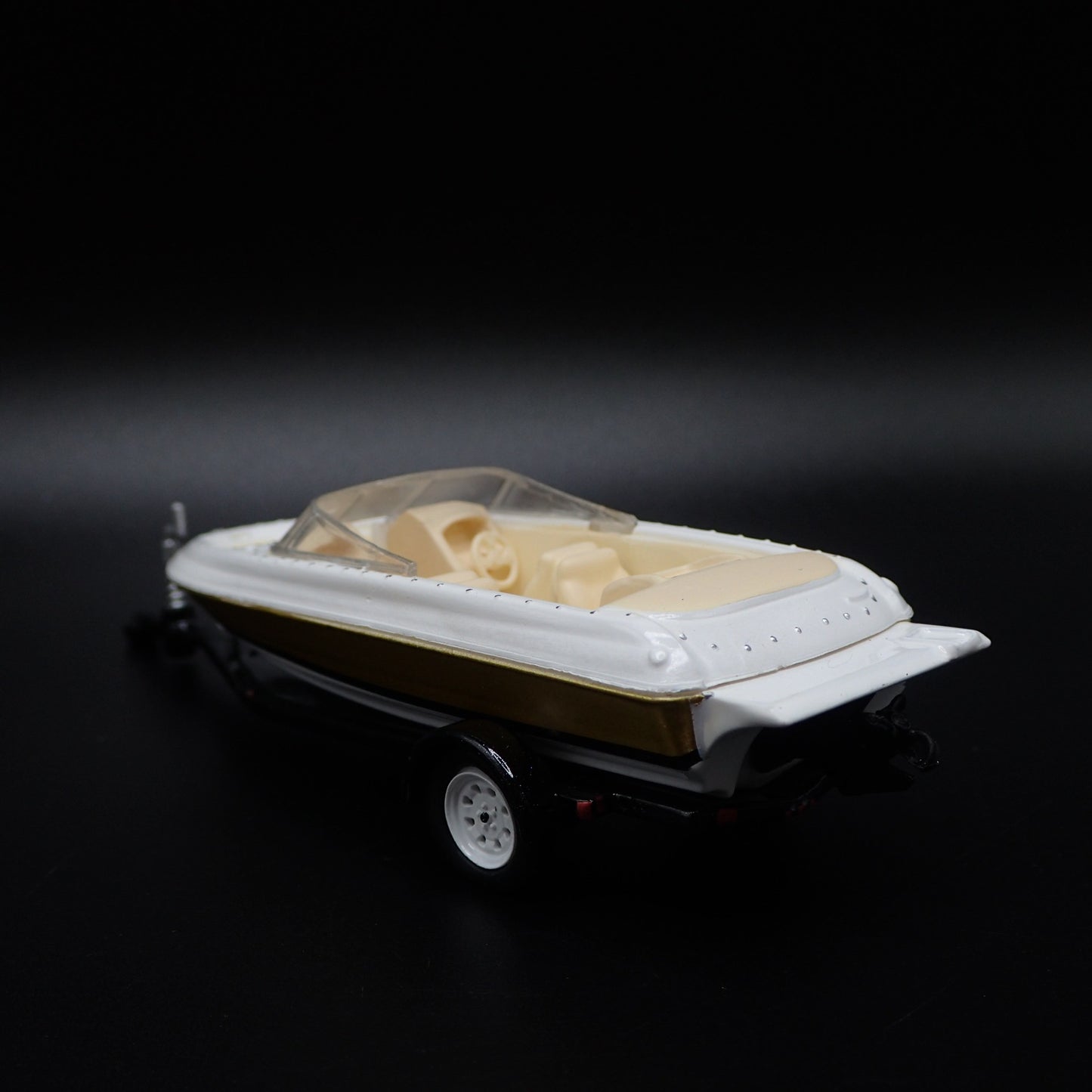 SPEEDBOAT w/ COVER ON TRAILER 1:64 SCALE COLLECTIBLE DIORAMA DIECAST MODEL BOAT