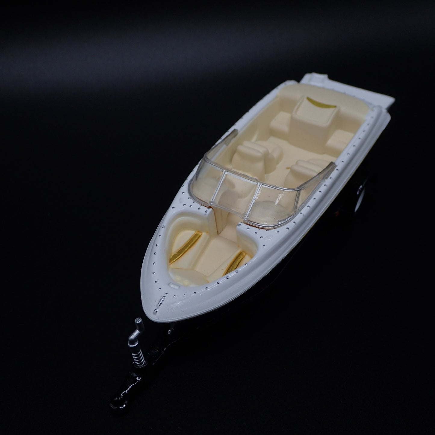 SPEEDBOAT w/ COVER ON TRAILER 1:64 SCALE COLLECTIBLE DIORAMA DIECAST MODEL BOAT