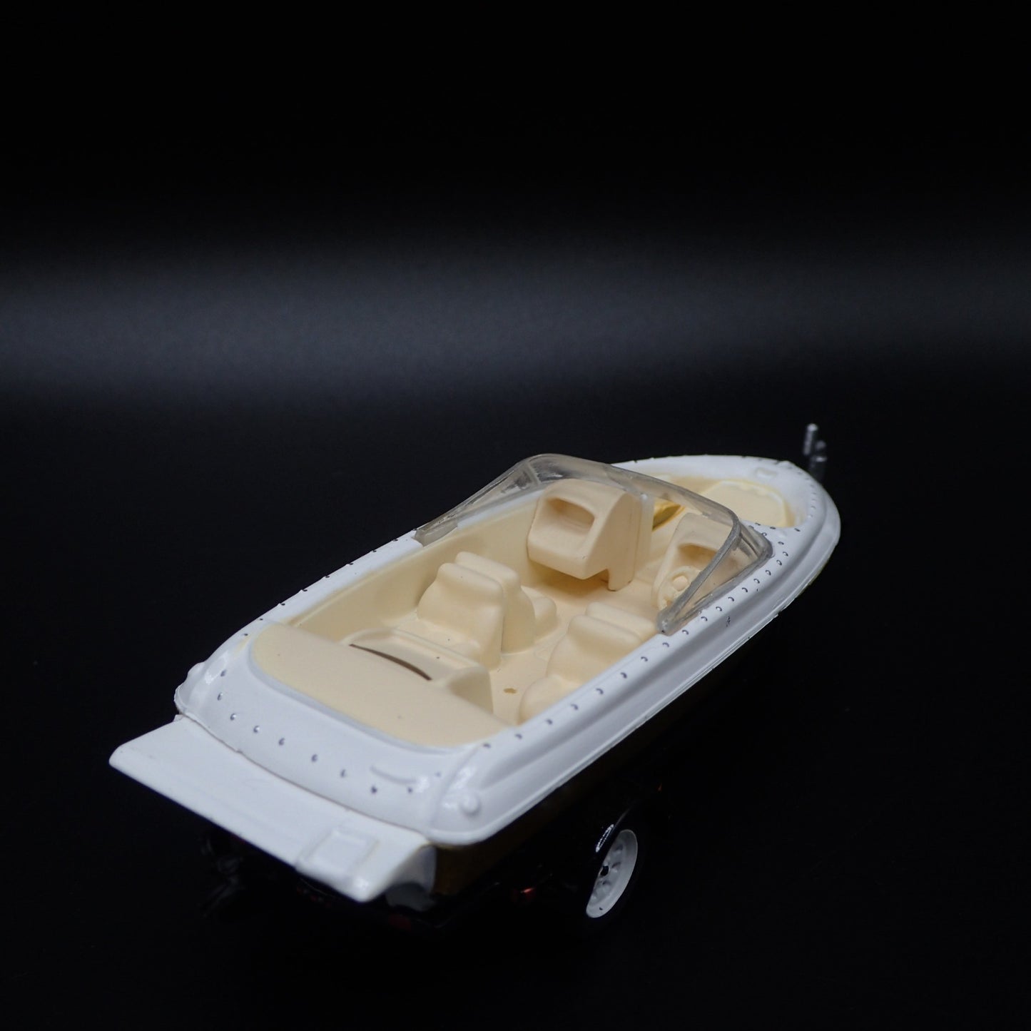 SPEEDBOAT w/ COVER ON TRAILER 1:64 SCALE COLLECTIBLE DIORAMA DIECAST MODEL BOAT